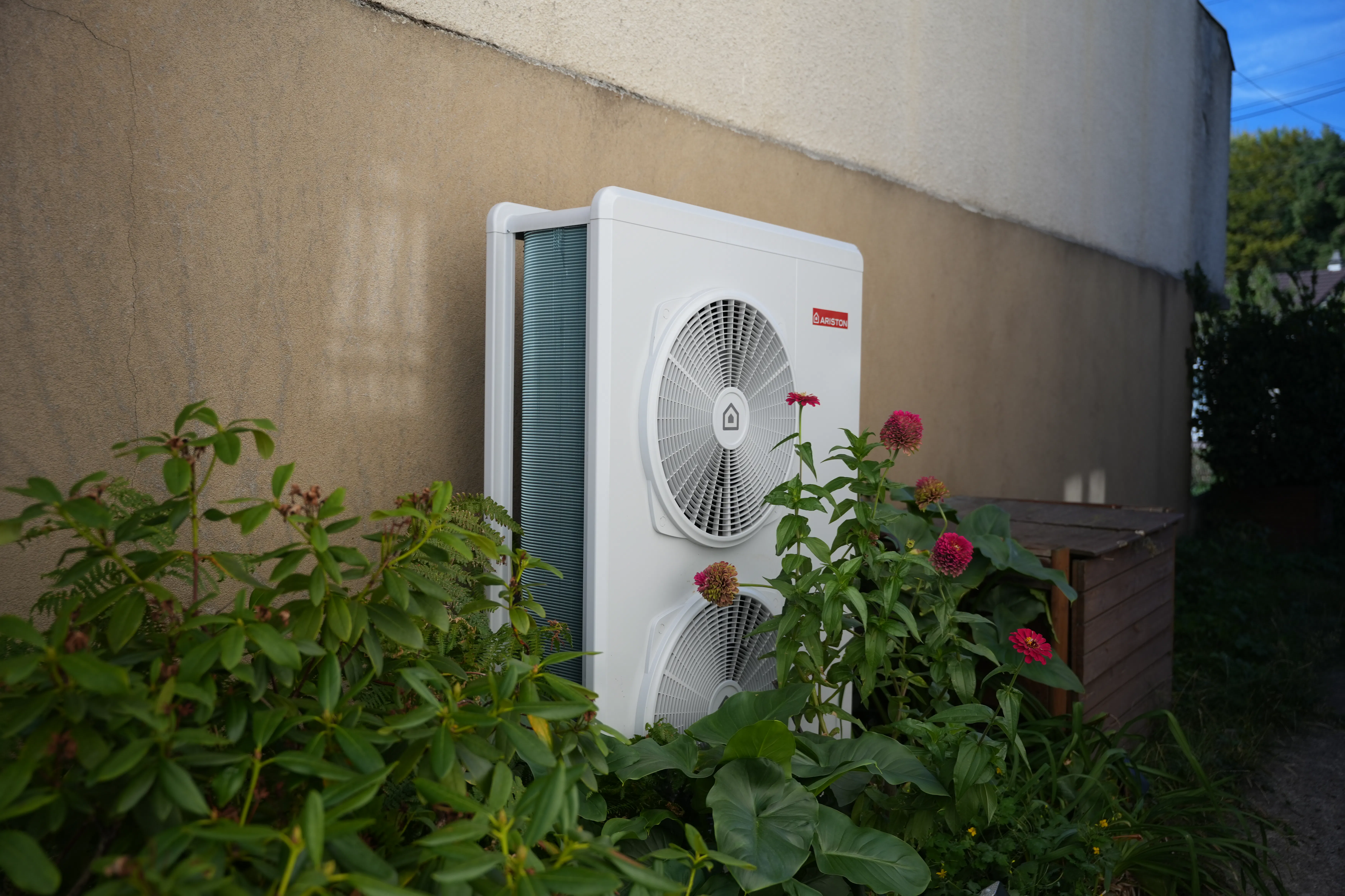 Pompe à chaleur air / eau installée chez monsieur Adapen par Avisun x Carrefour énergies