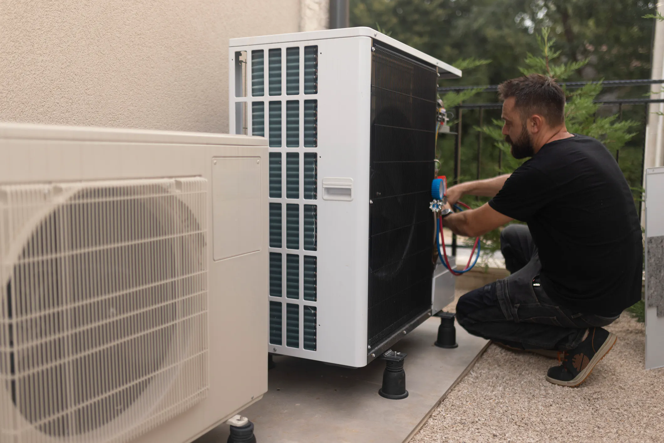 Technicien entrain d'installer une pompe à chaleur air eau