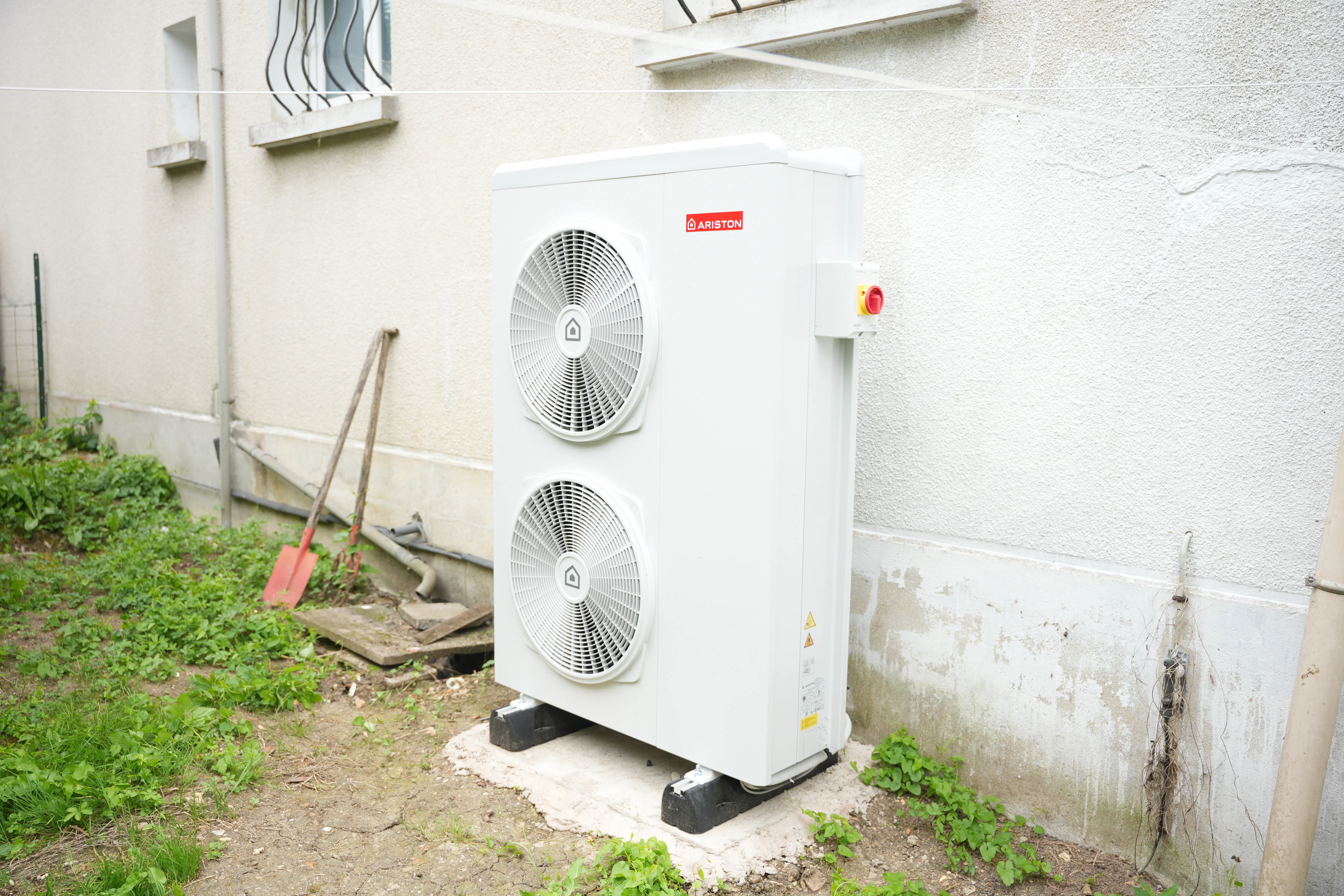 Pompe à chaleur air / eau et ballon thermodynamique installés chez monsieur Dias par Avisun x Carrefour énergies