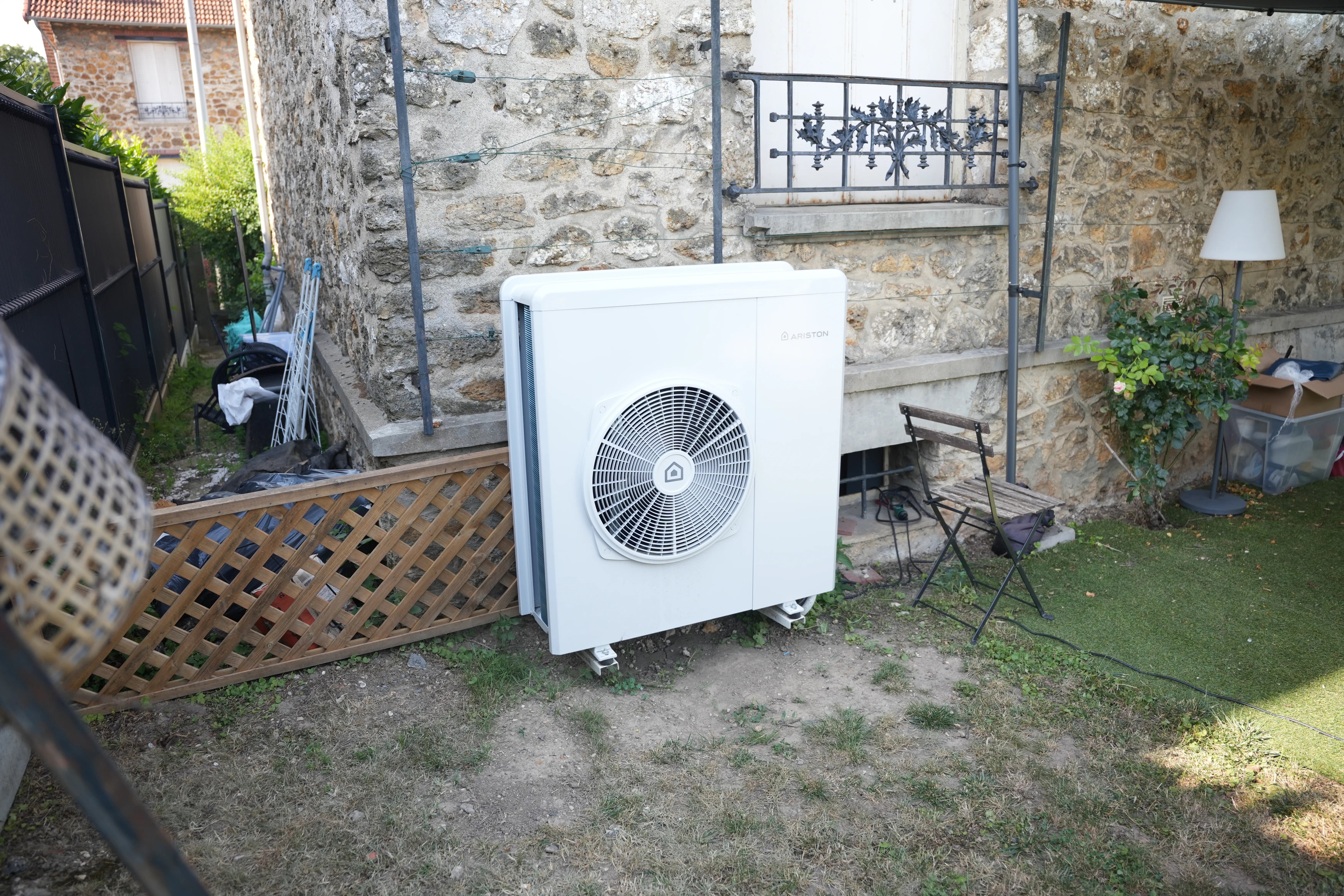 Pompe à chaleur air / eau et ballon thermodynamique installés chez madame Vilar par Avisun x Carrefour énergies