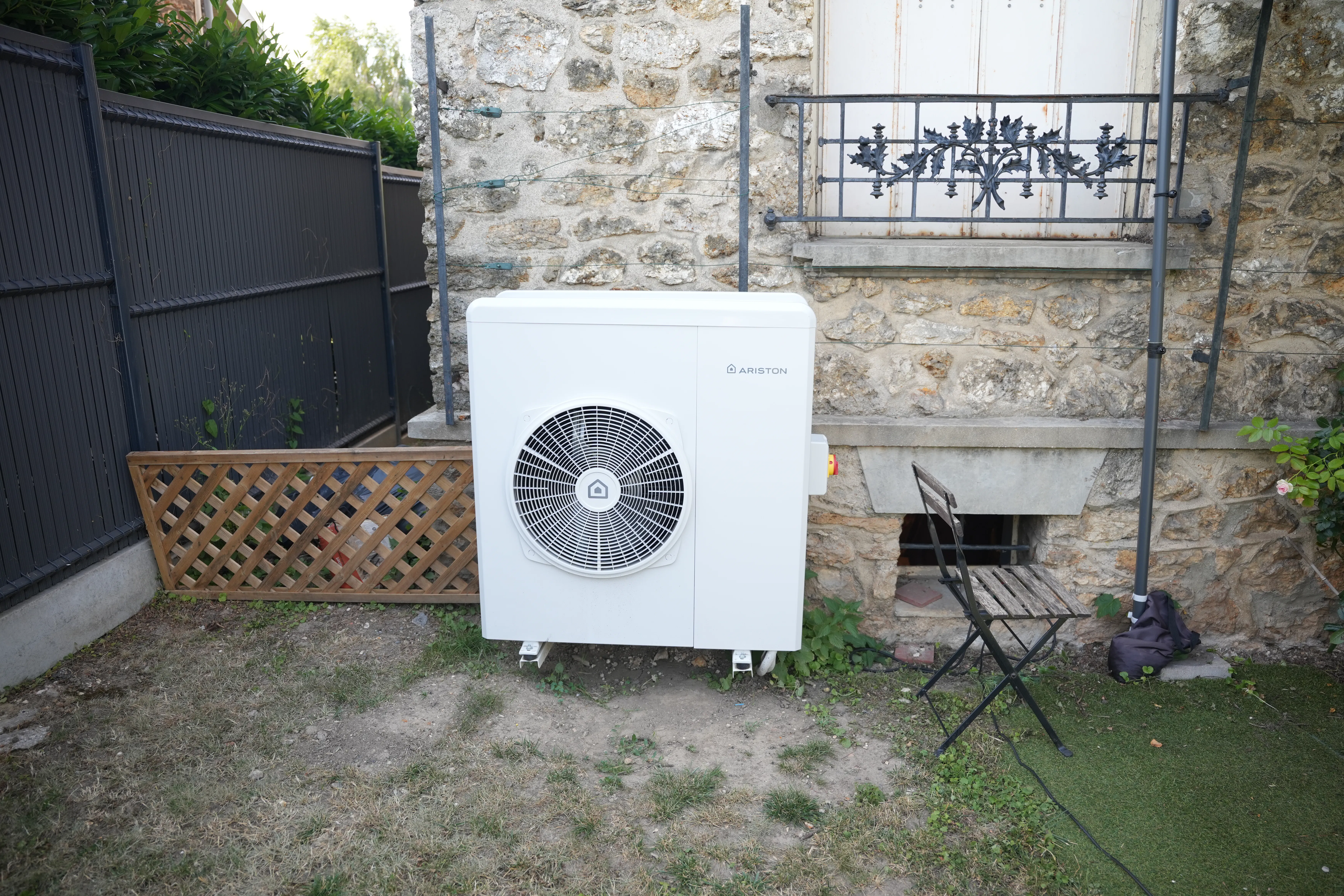 Pompe à chaleur air / eau et ballon thermodynamique installés chez madame Vilar par Avisun x Carrefour énergies