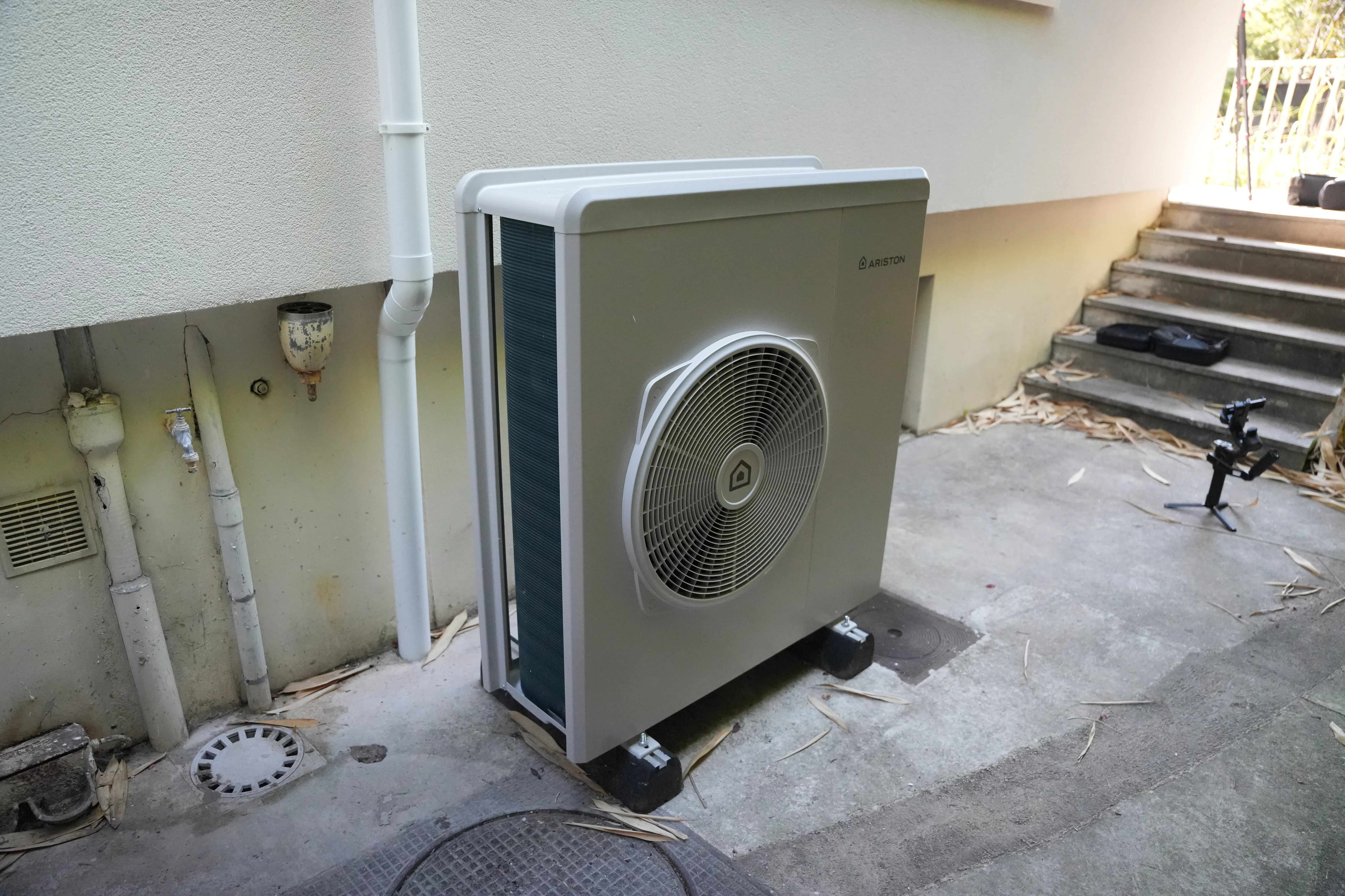 Pompe à chaleur air / eau installée chez monsieur Scotti par Avisun x Carrefour énergies