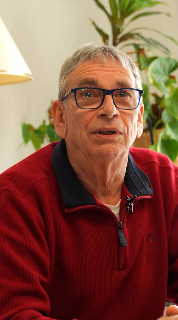 Monsieur Mousset en interview en train de parler de l'isolation extérieure de sa maison par Carrefour énergies