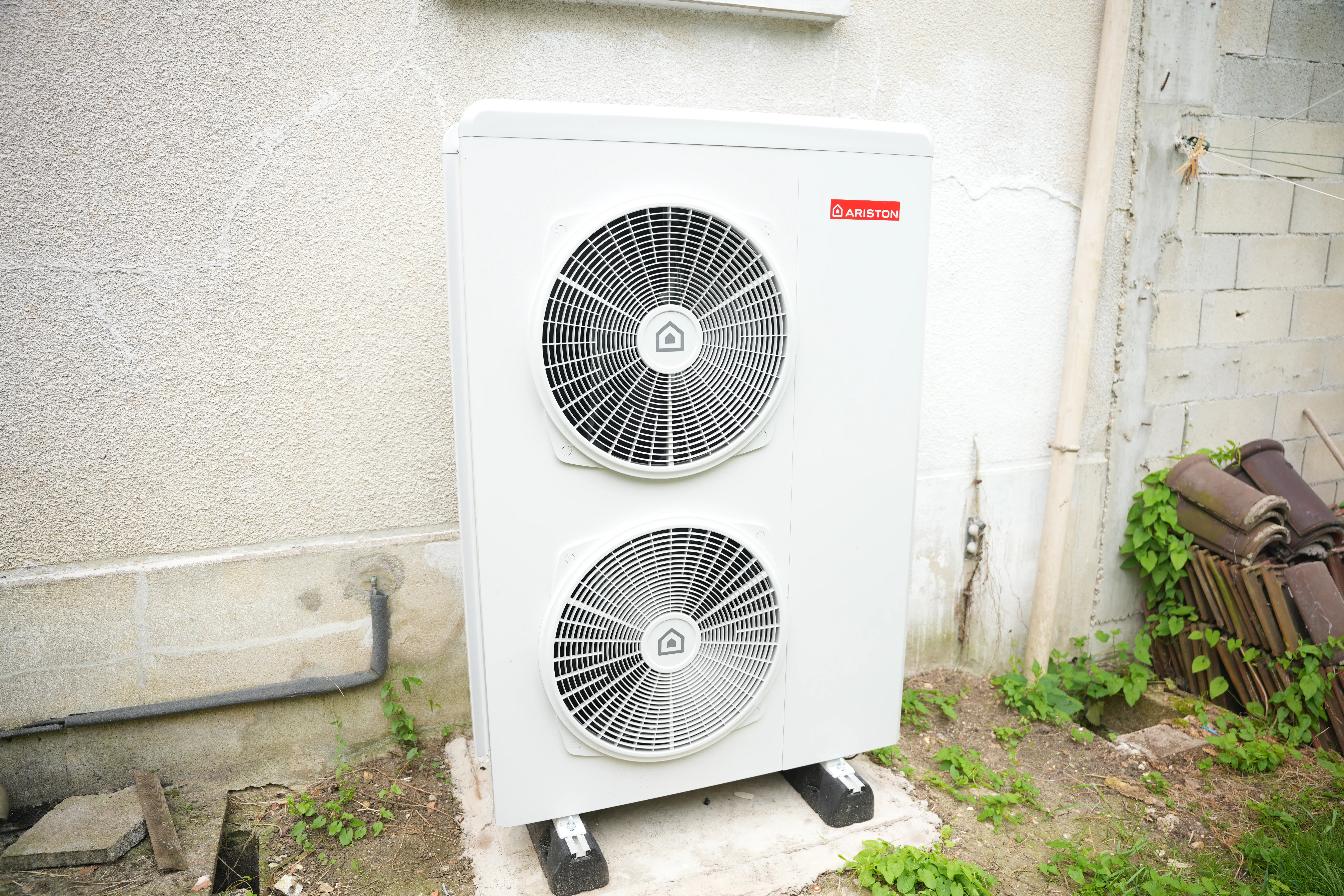 Pompe à chaleur air / eau et ballon thermodynamique installés chez monsieur Dias par Avisun x Carrefour énergies