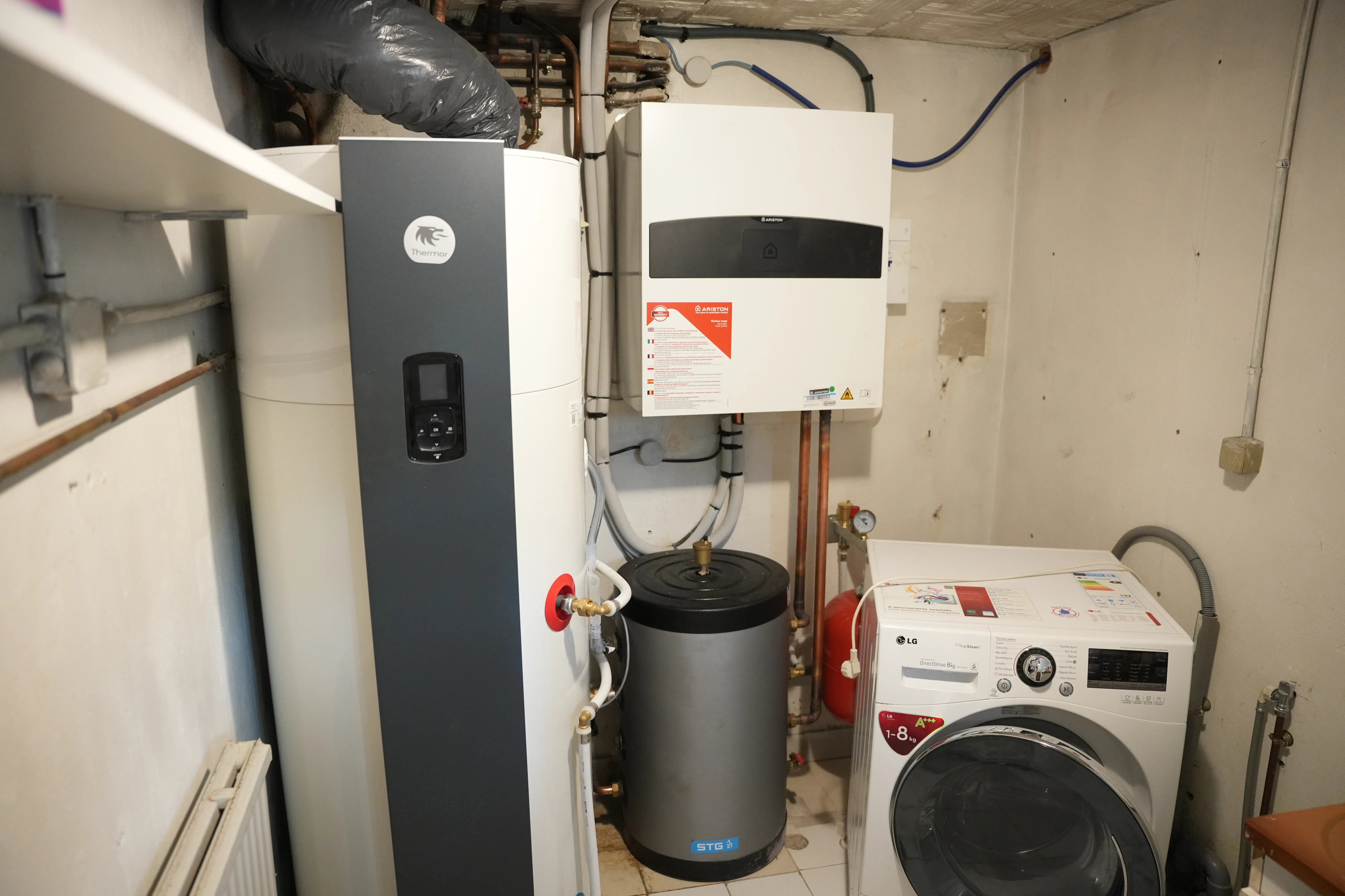 Pompe à chaleur air / eau et ballon thermodynamique installés chez monsieur Mian par Avisun x Carrefour énergies