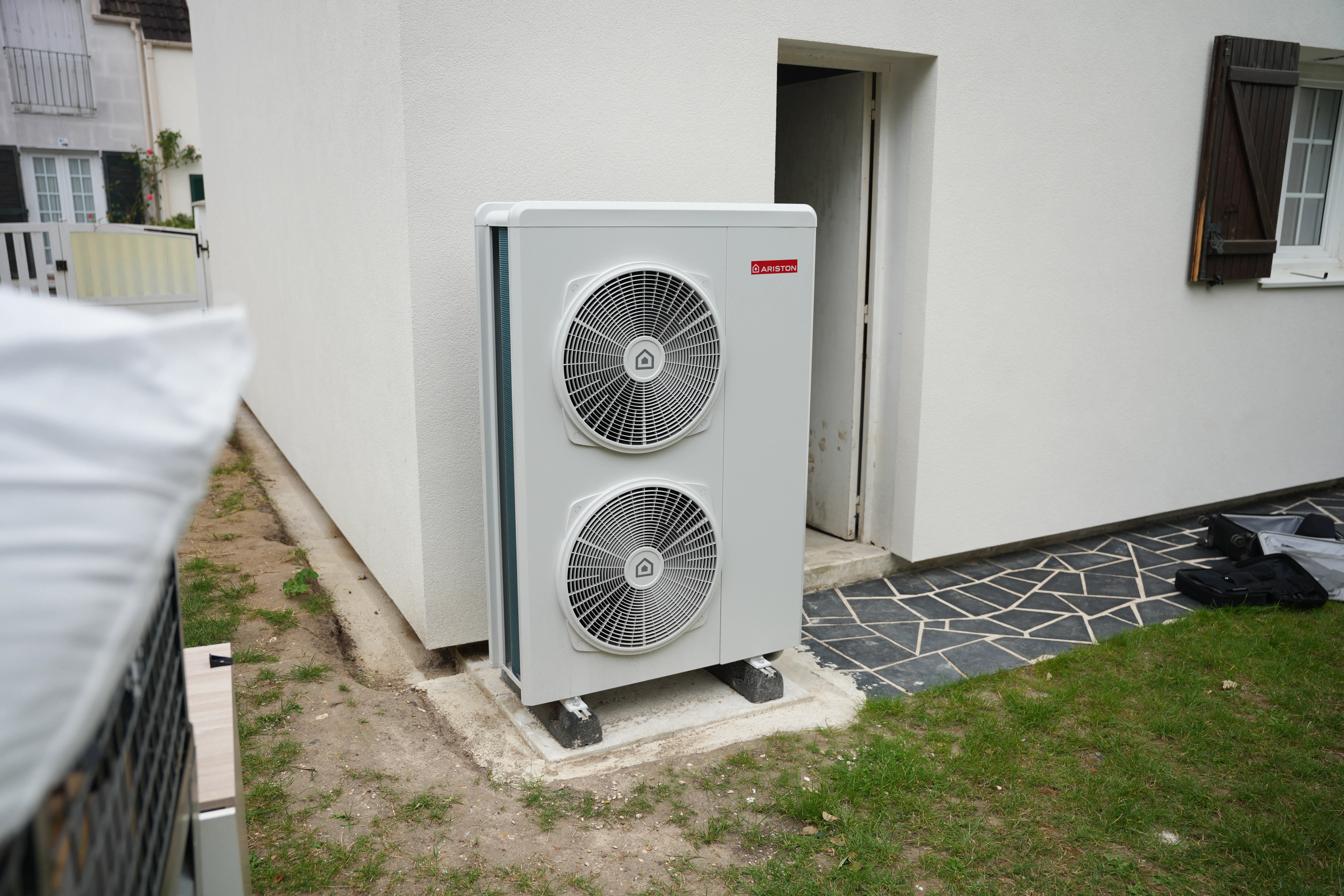 Pompe à chaleur air / eau et ballon thermodynamique installés chez monsieur Lallemand par Avisun x Carrefour énergies