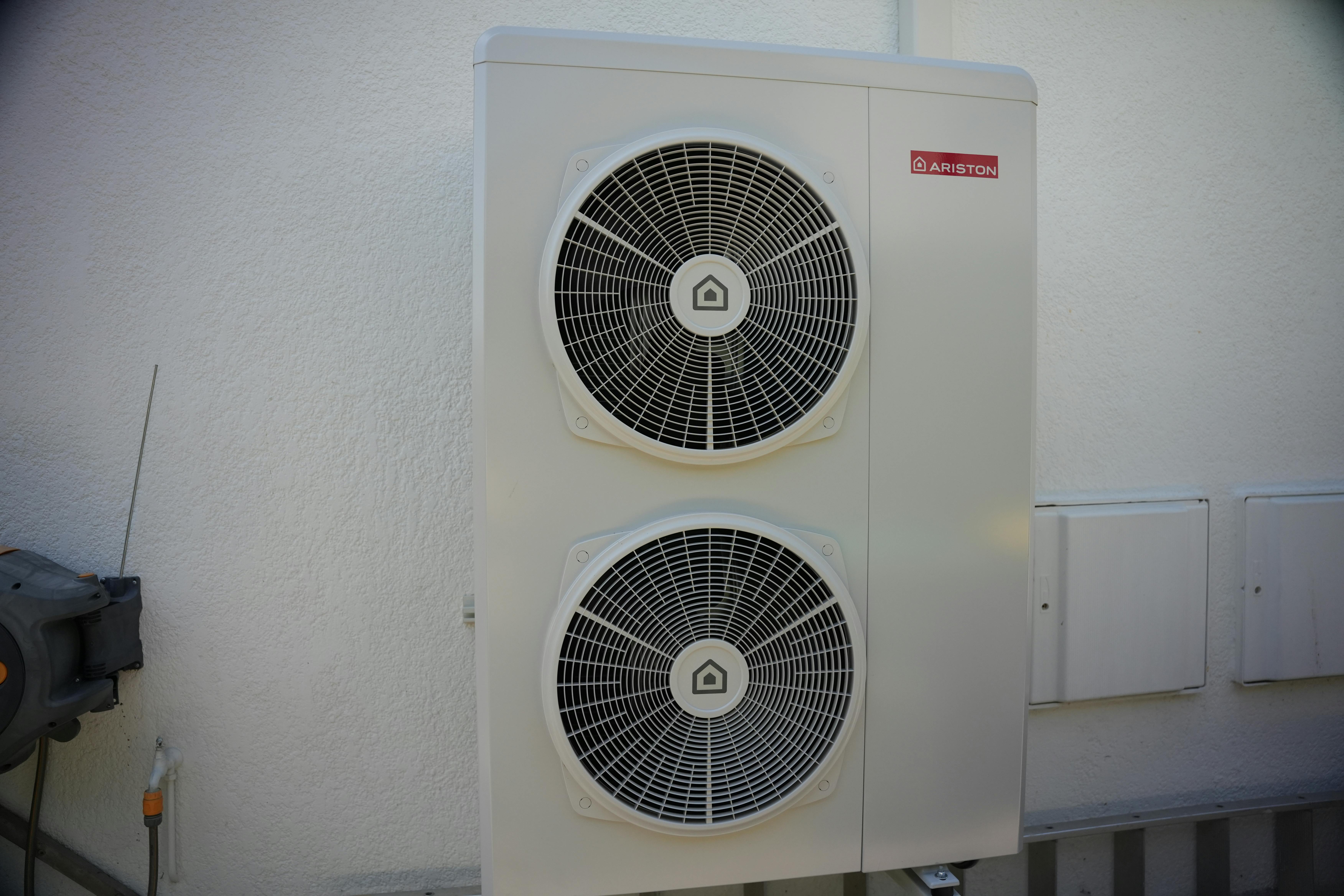 installation pompe à chaleur air eau avec ballon thermodynamique chez M. Vervelle par Carrefour Énergies