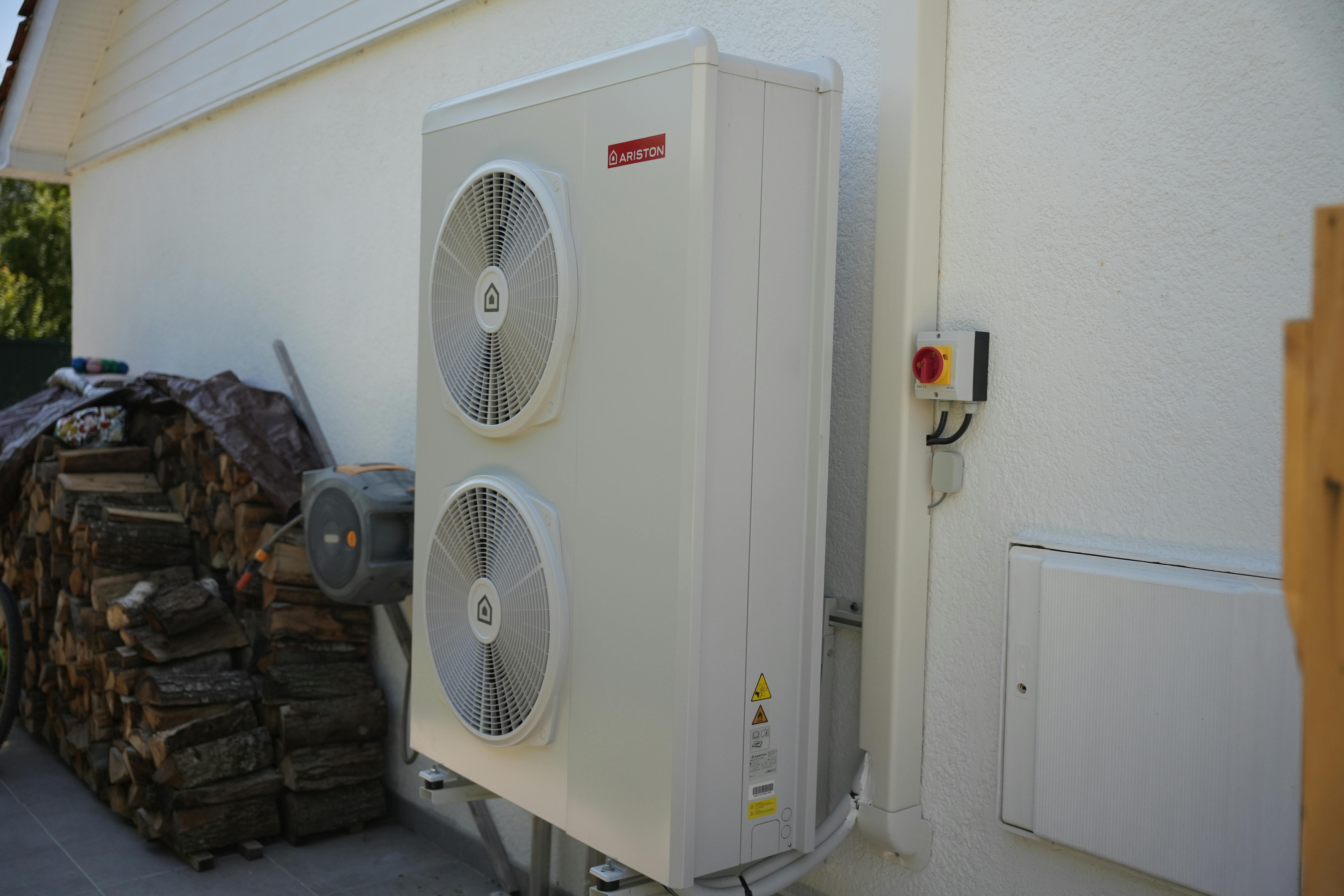 installation pompe à chaleur air eau avec ballon thermodynamique chez M. Vervelle par Carrefour Énergies