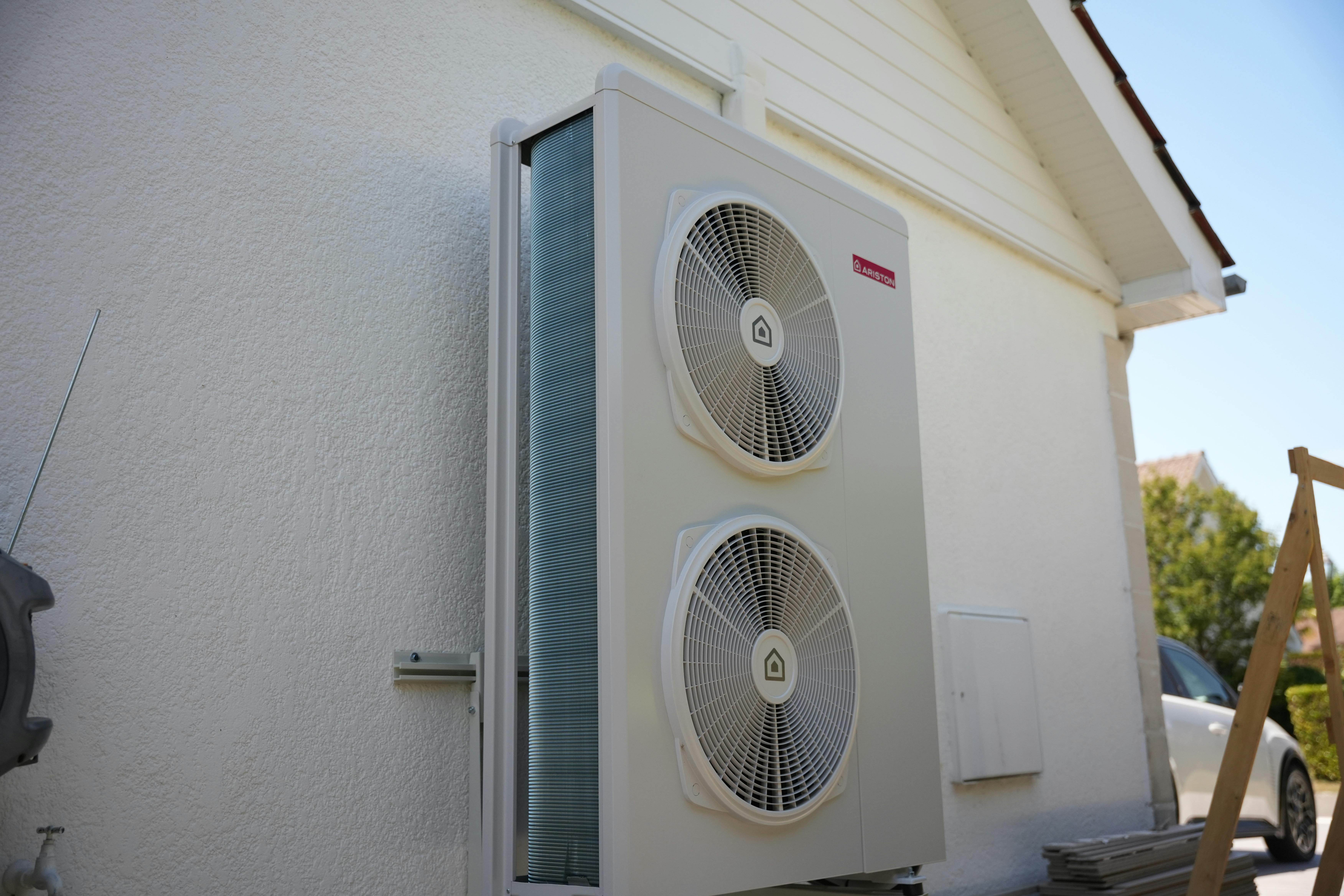 installation pompe à chaleur air eau avec ballon thermodynamique chez M. Vervelle par Carrefour Énergies