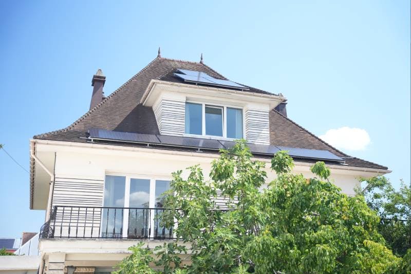 Photo d'une installation de panneaux solaires 6kWc sur une maison à Noisy-le-Grand