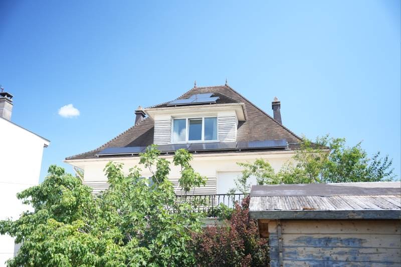 Photo d'une installation de panneaux solaires 6kWc sur une maison à Noisy-le-Grand