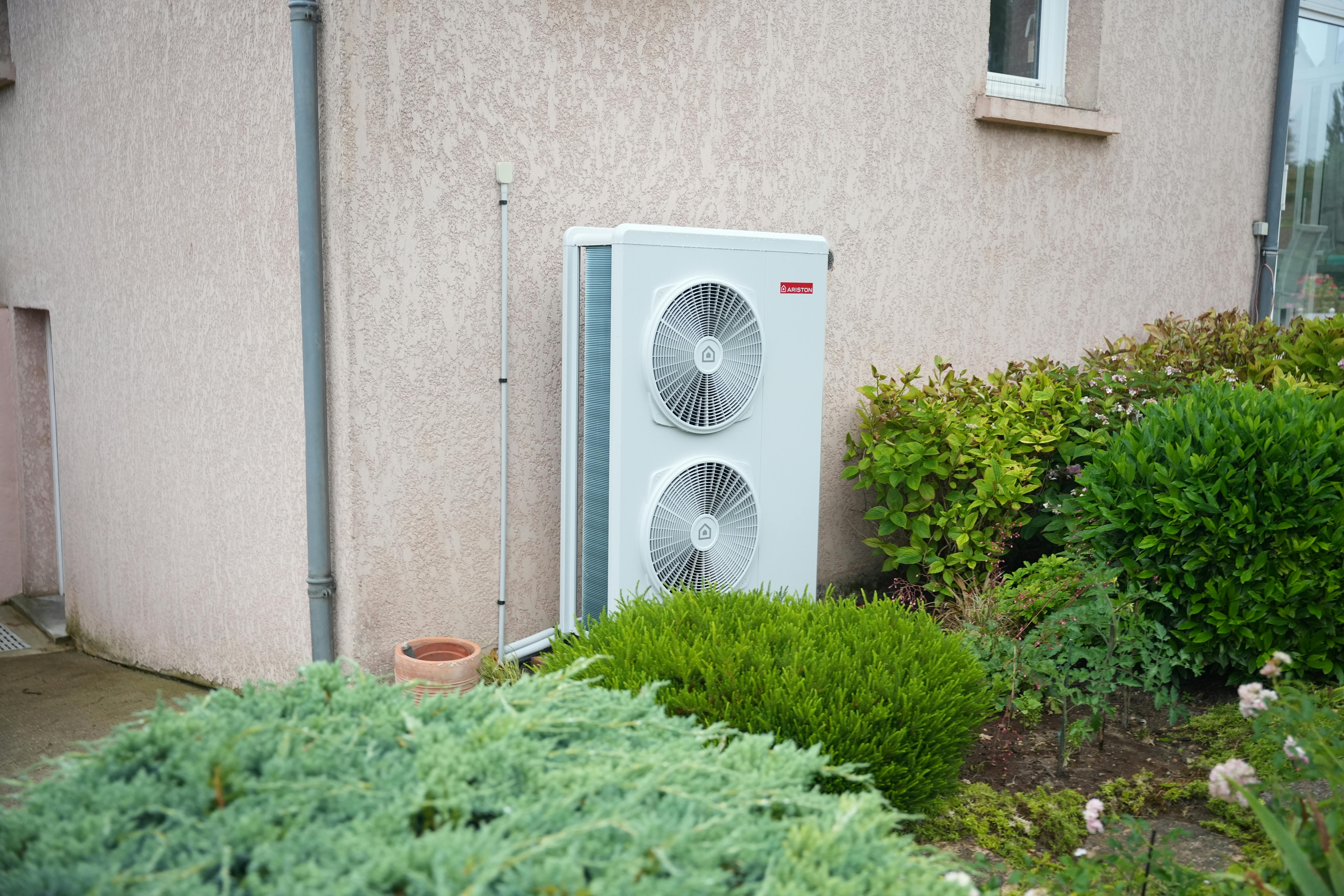 Visuel d'une installation d'une pompe à chaleur air/eau Ariston Nimbus chez Monsieur Turpin à Boissy-la-Rivière