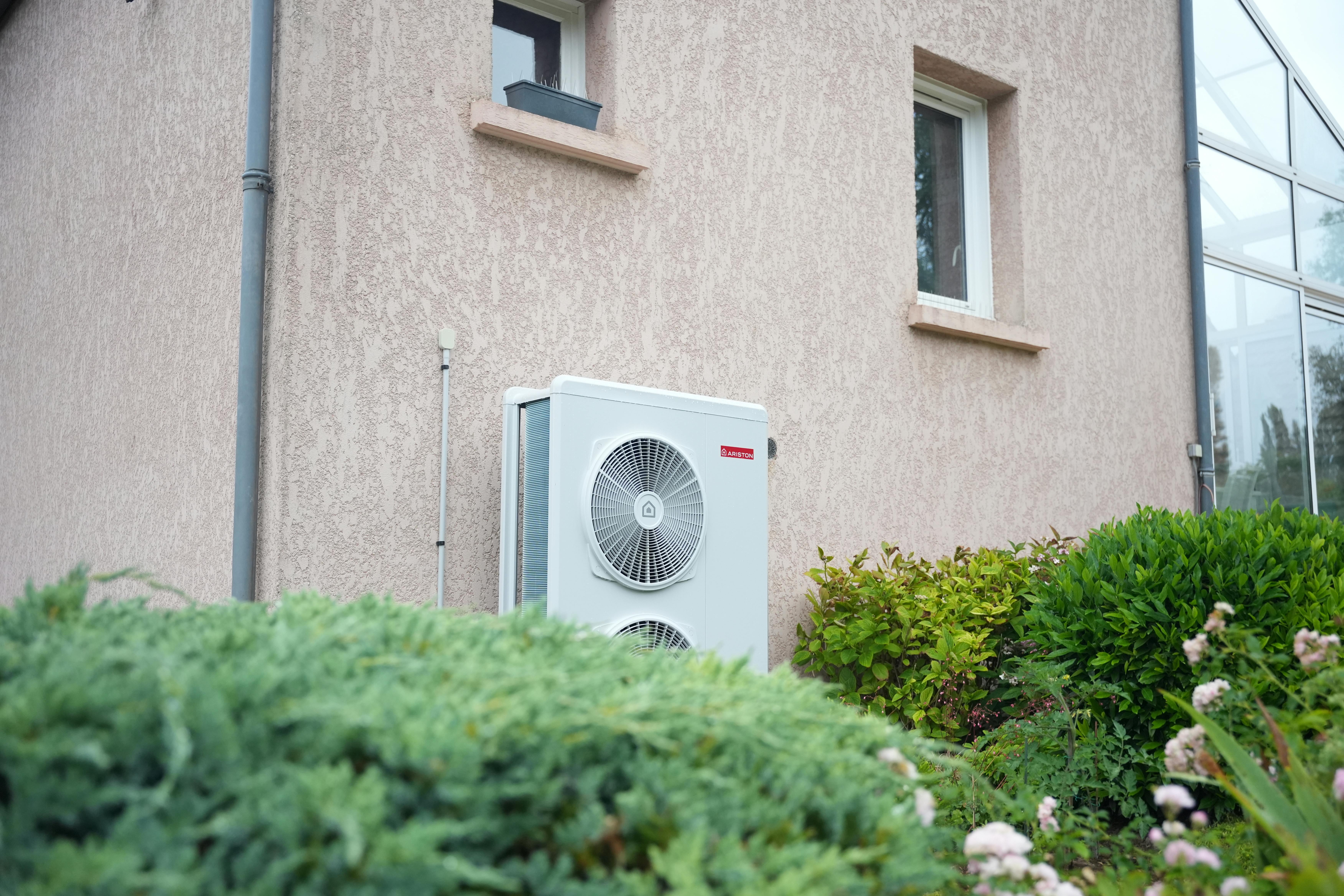 Visuel d'une installation d'une pompe à chaleur air/eau Ariston Nimbus chez Monsieur Turpin à Boissy-la-Rivière