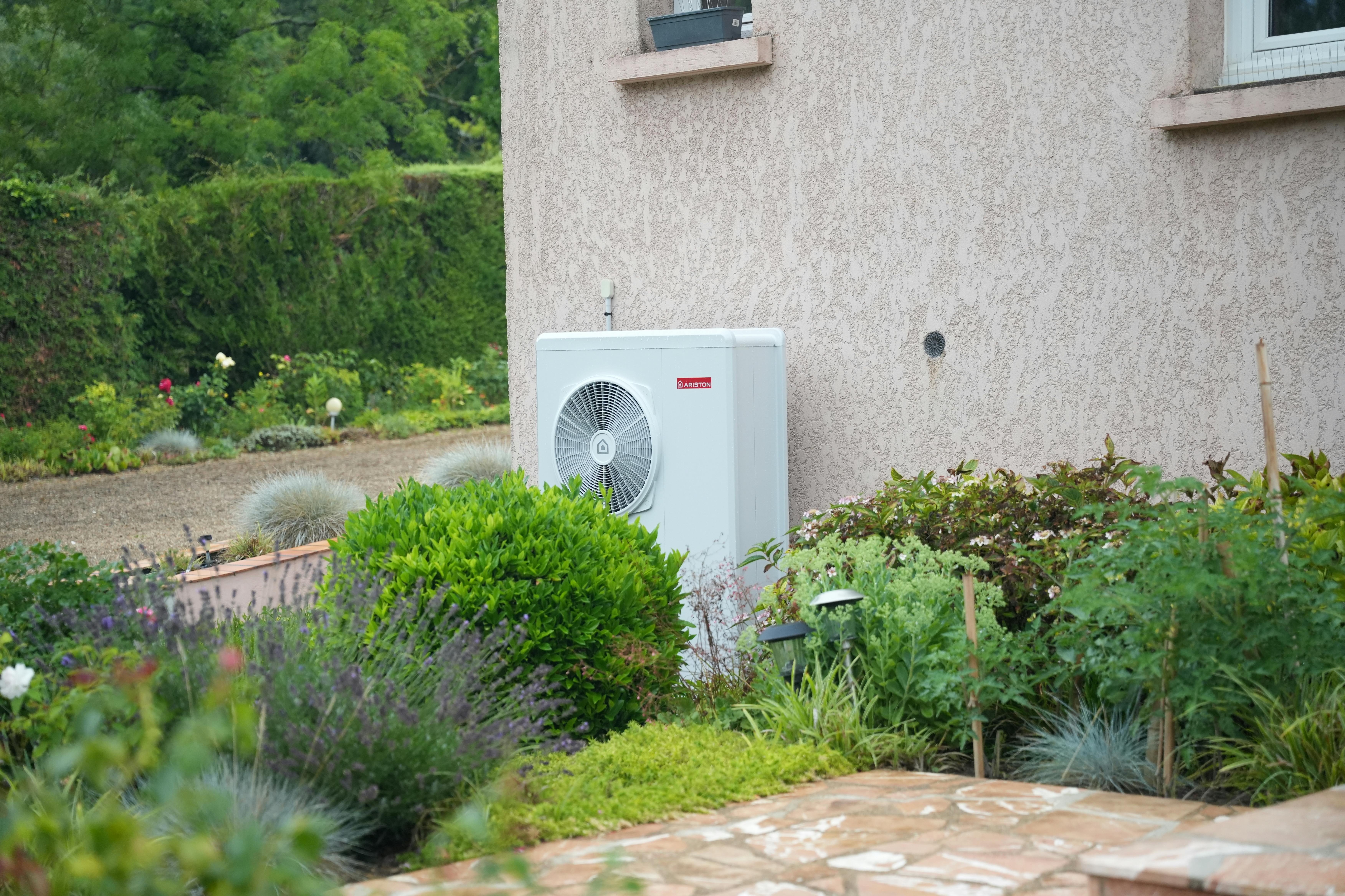 Visuel d'une installation d'une pompe à chaleur air/eau Ariston Nimbus chez Monsieur Turpin à Boissy-la-Rivière