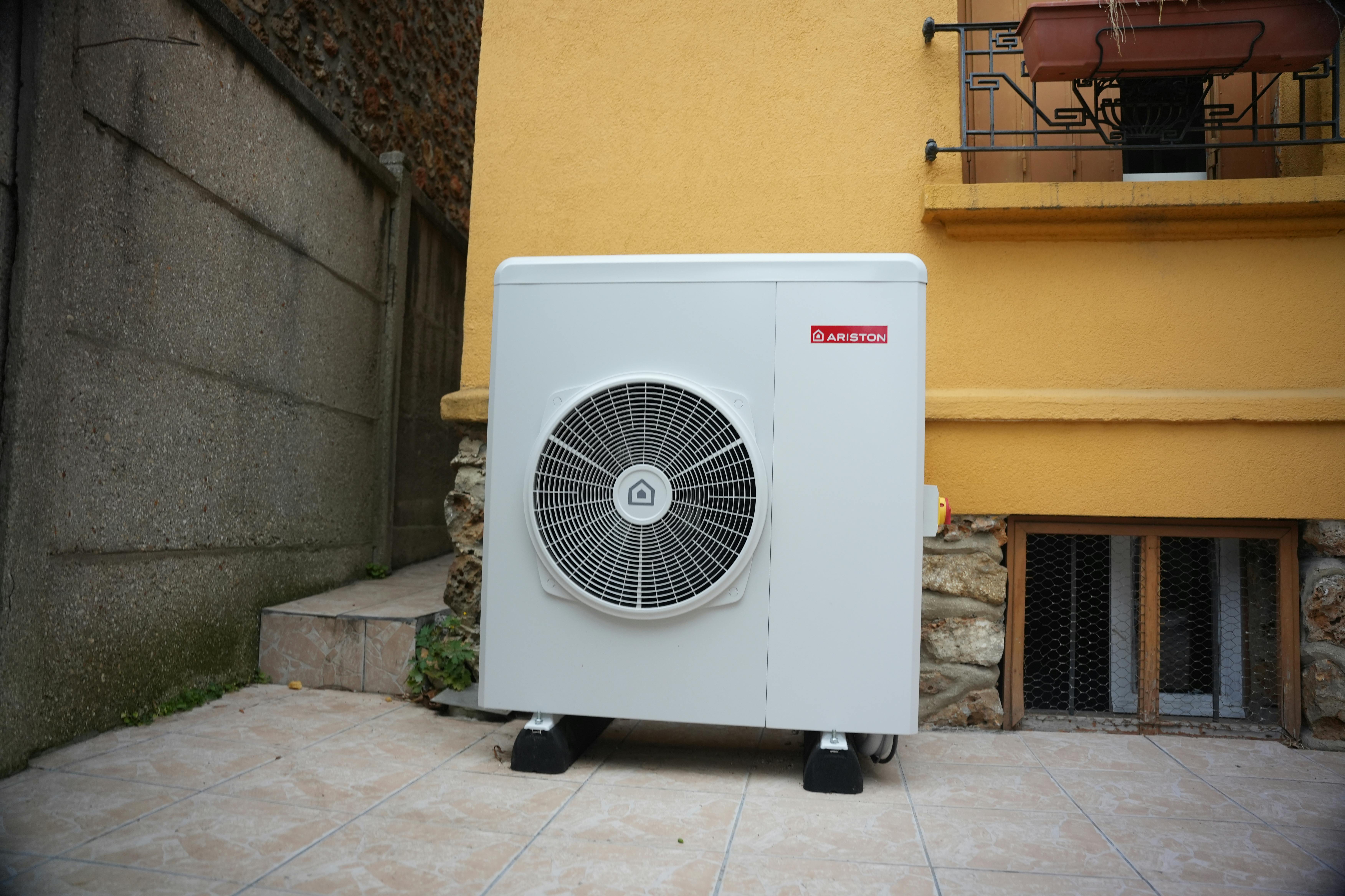 Visuel d'une installation d'une pompe à chaleur air/eau Ariston Nimbus chez Monsieur Gebrail à Savigny-sur-orge