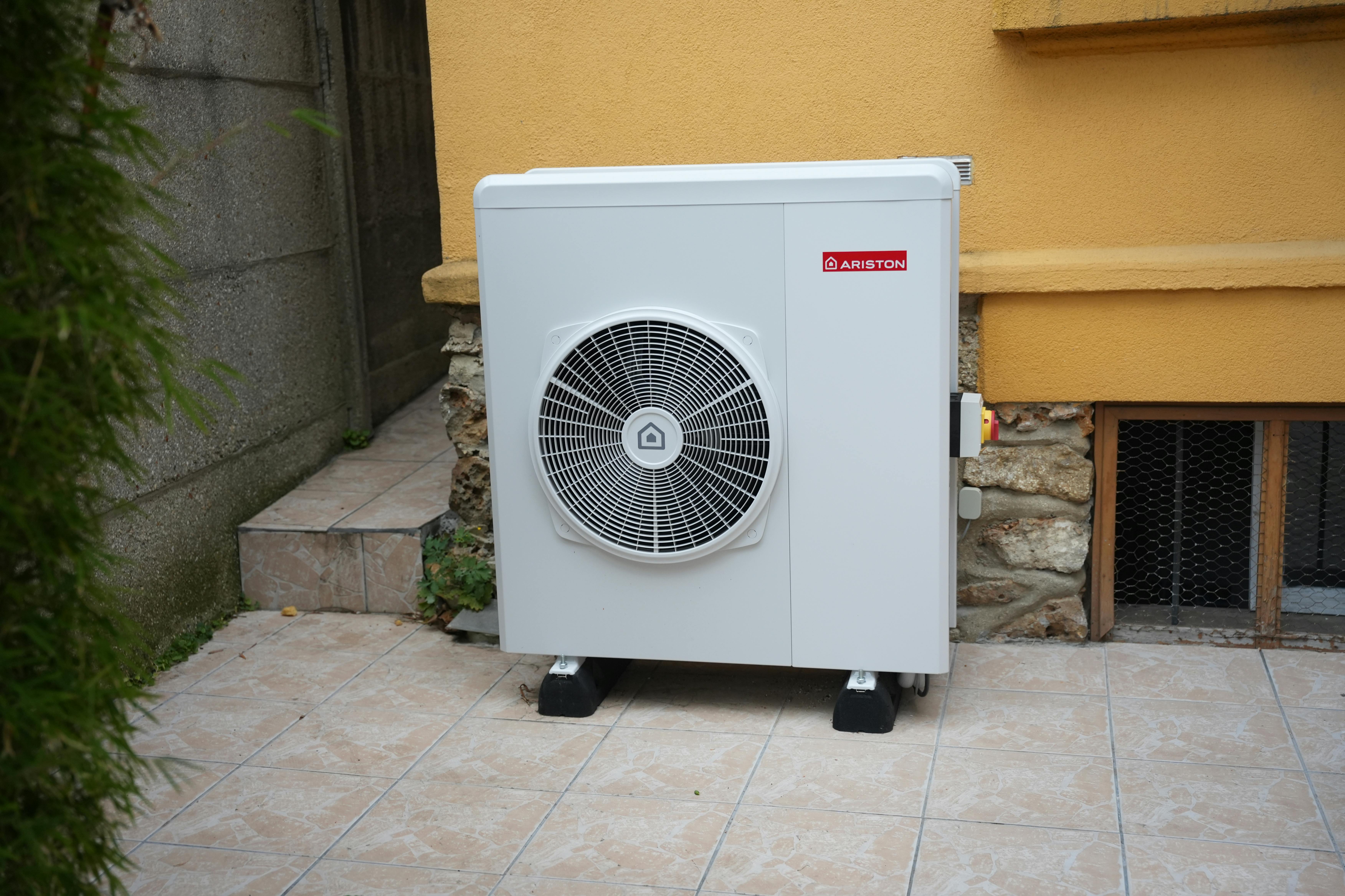 Visuel d'une installation d'une pompe à chaleur air/eau Ariston Nimbus chez Monsieur Gebrail à Savigny-sur-orge