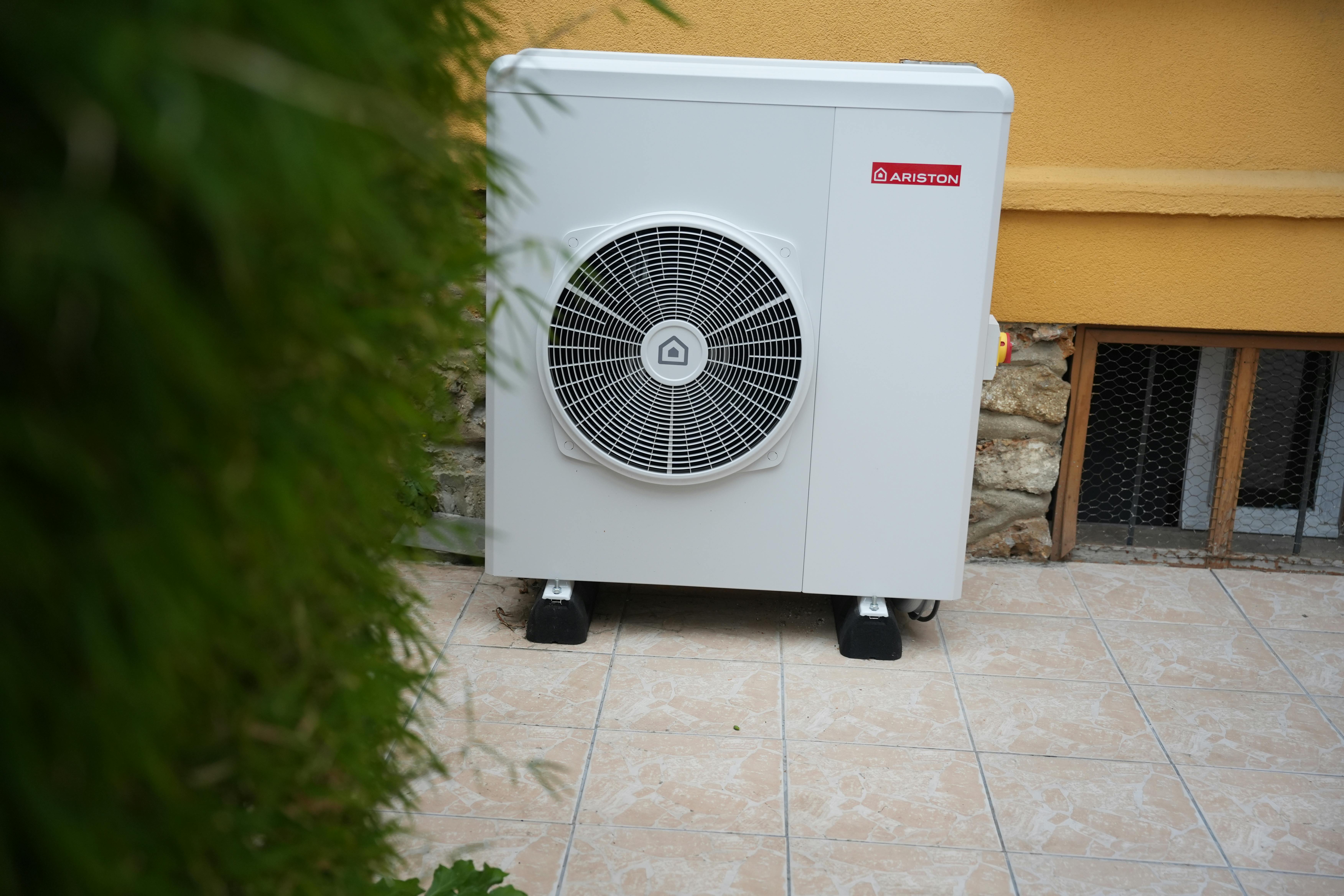 Visuel d'une installation d'une pompe à chaleur air/eau Ariston Nimbus chez Monsieur Gebrail à Savigny-sur-orge