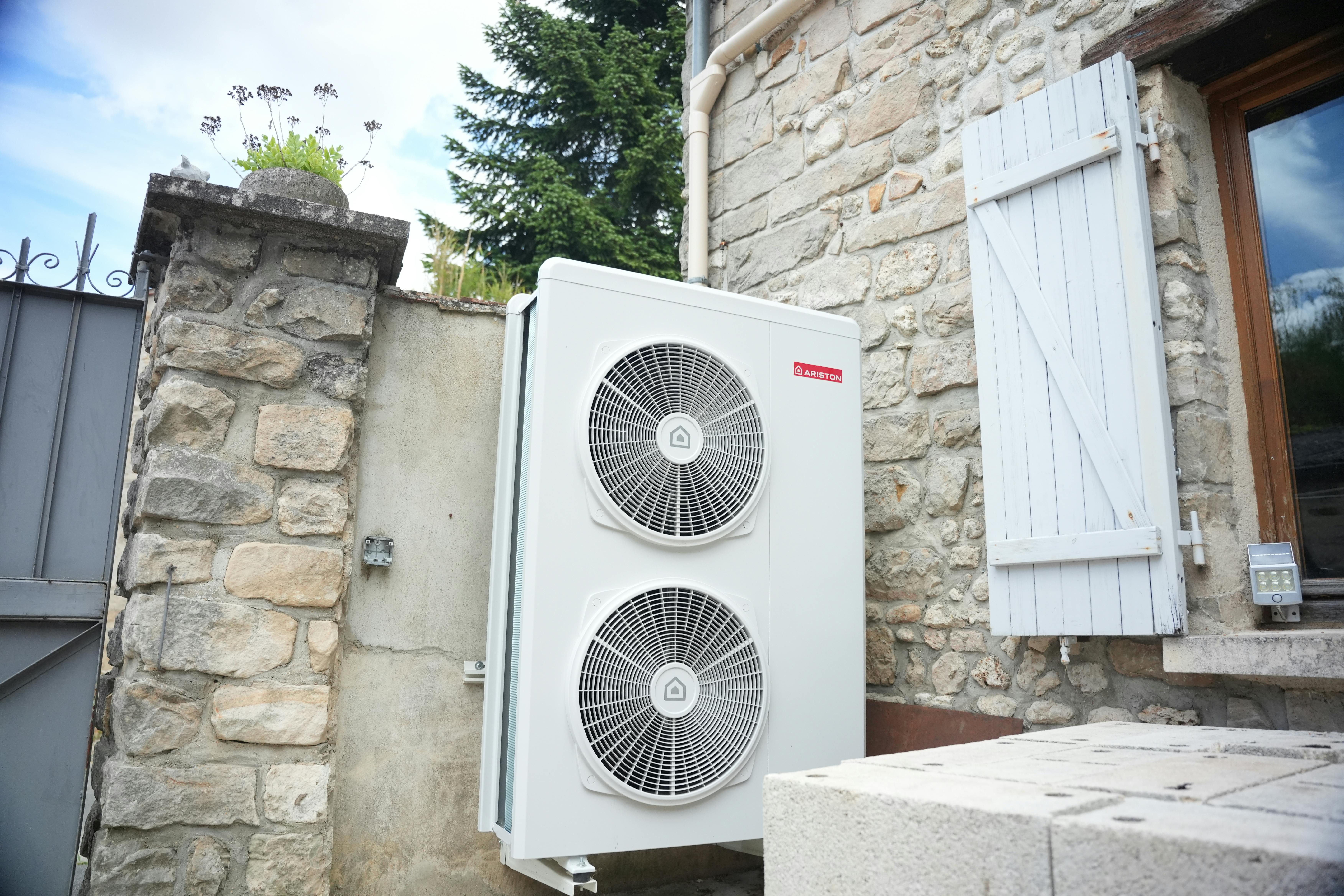 Visuel d'une installation d'une pompe à chaleur air/eau Ariston Nimbus chez Monsieur Ghilem à Champcueil