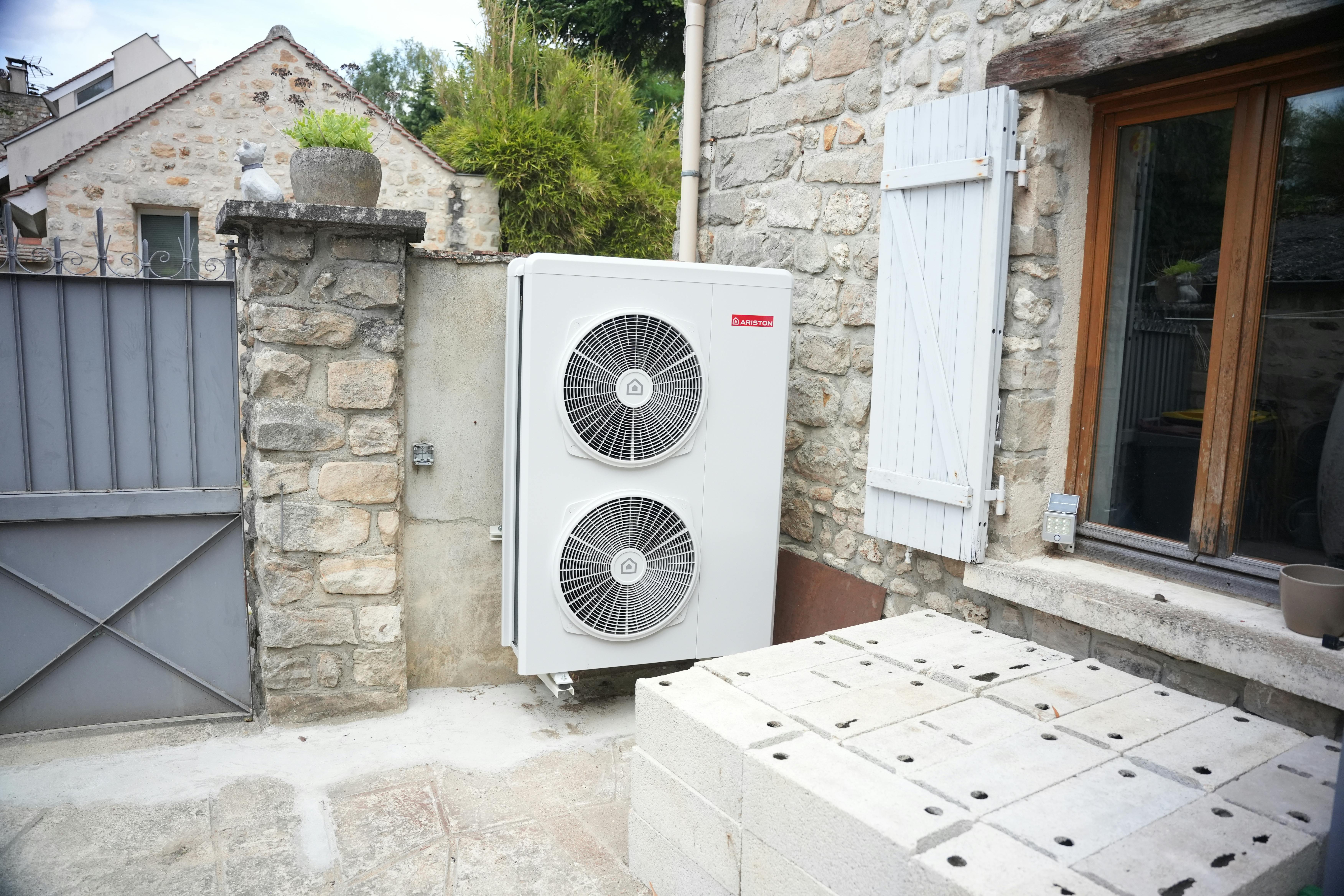 Visuel d'une installation d'une pompe à chaleur air/eau Ariston Nimbus chez Monsieur Ghilem à Champcueil