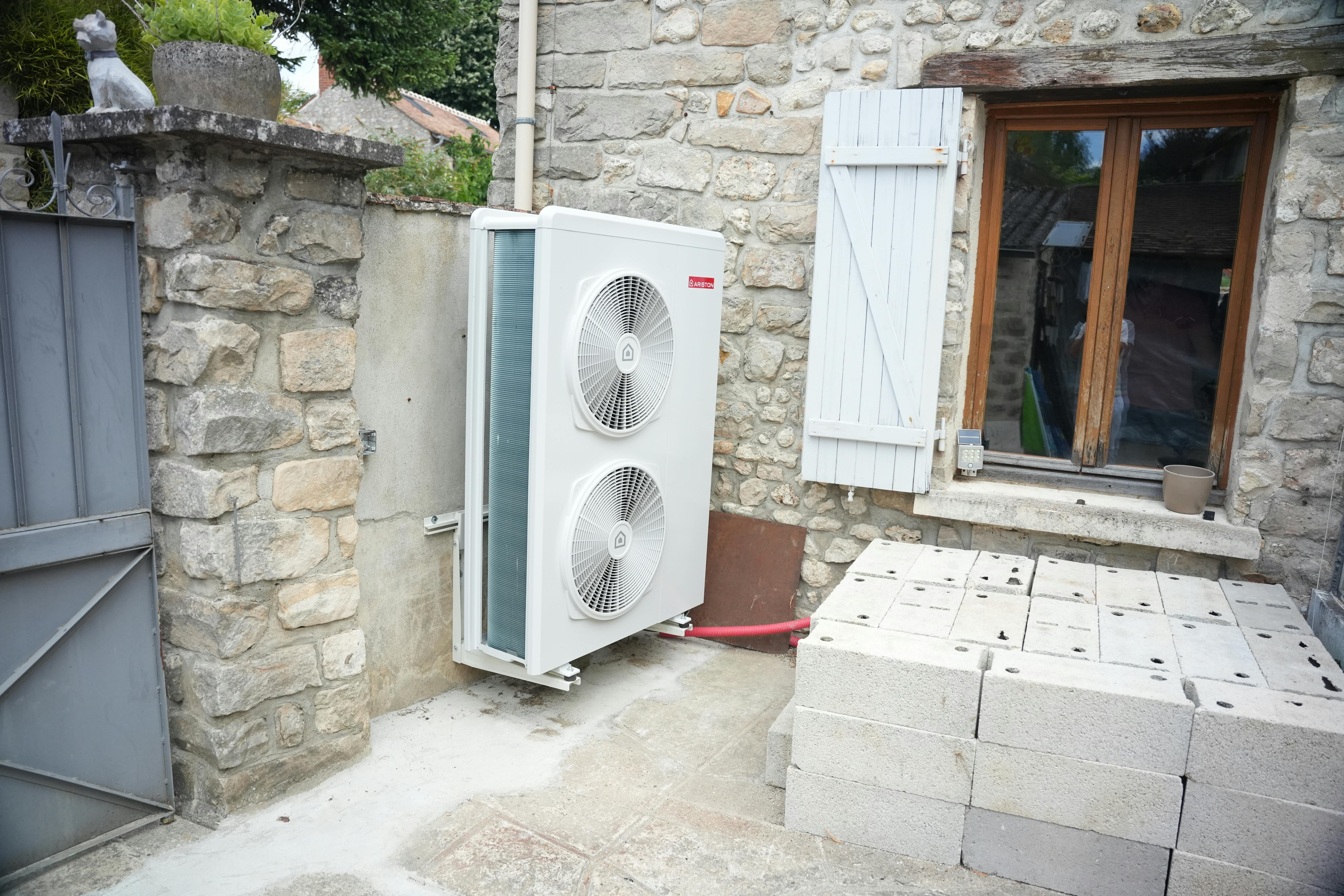 Visuel d'une installation d'une pompe à chaleur air/eau Ariston Nimbus chez Monsieur Ghilem à Champcueil