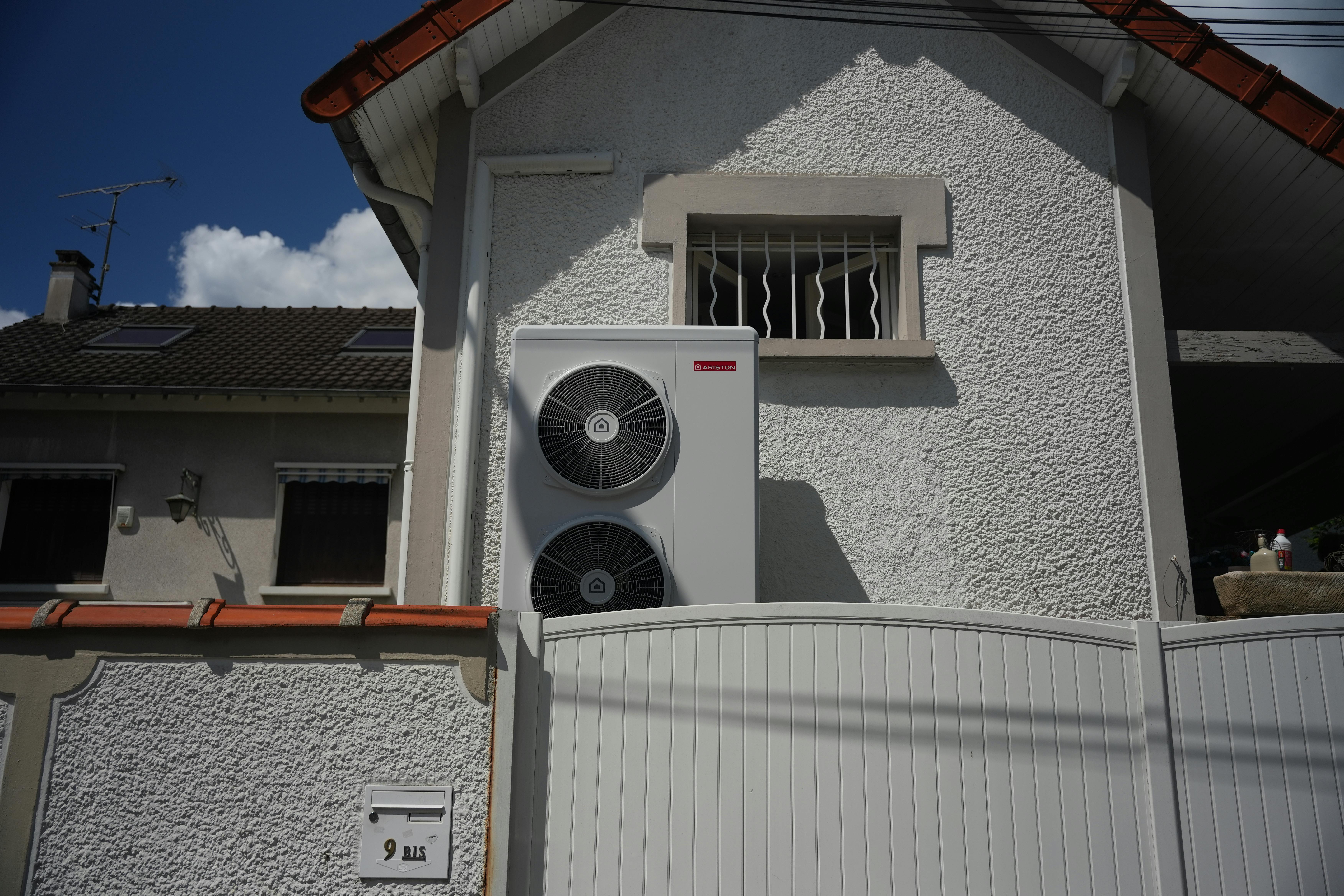 Visuel d'une installation d'une pompe à chaleur air/eau Ariston Nimbus chez Monsieur Plotin à Noisy-le-Grand