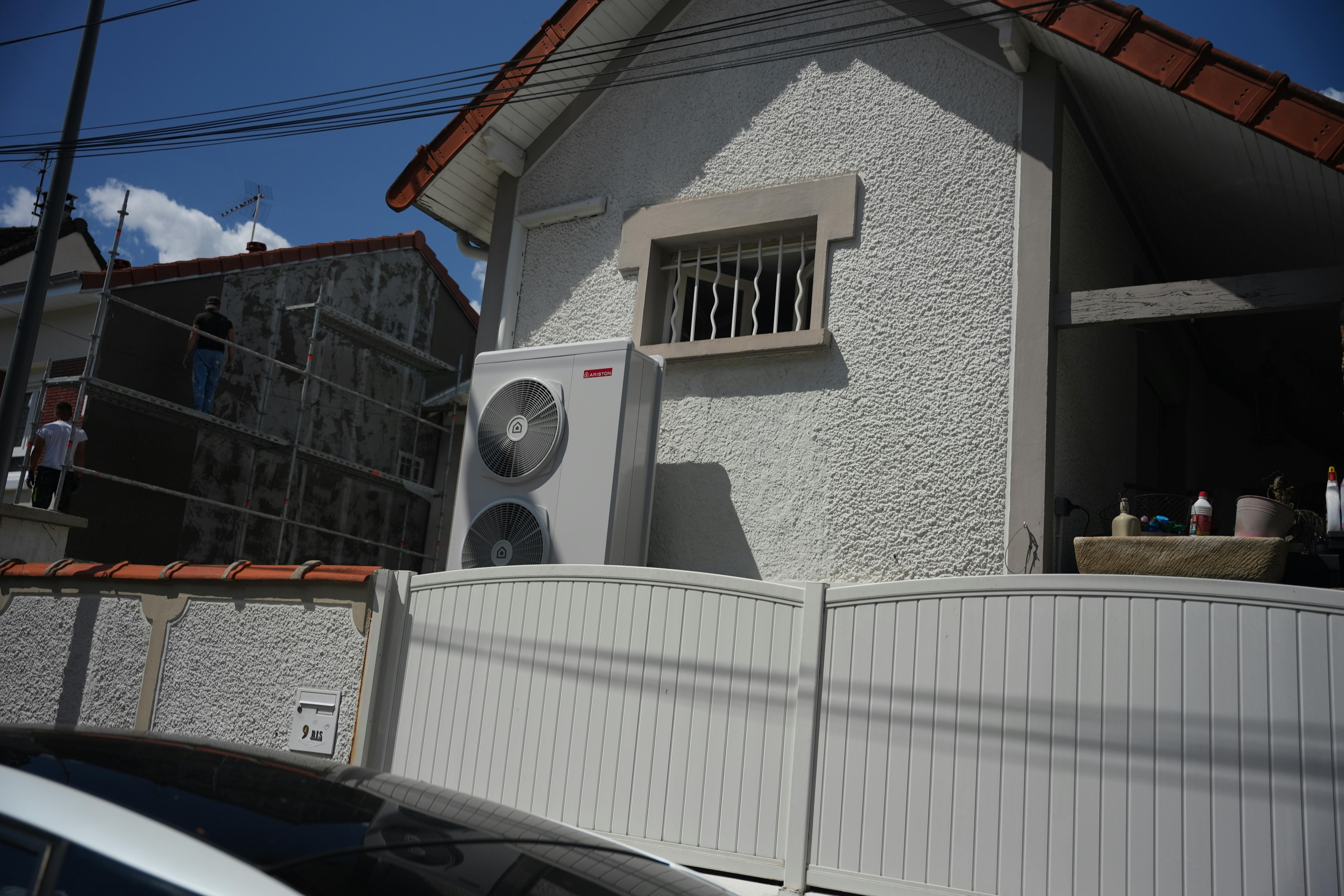 Visuel de l'installation d'une pompe à chaleur air/eau Ariston Nimbus chez Monsieur Plotin à Noisy-le-Grand