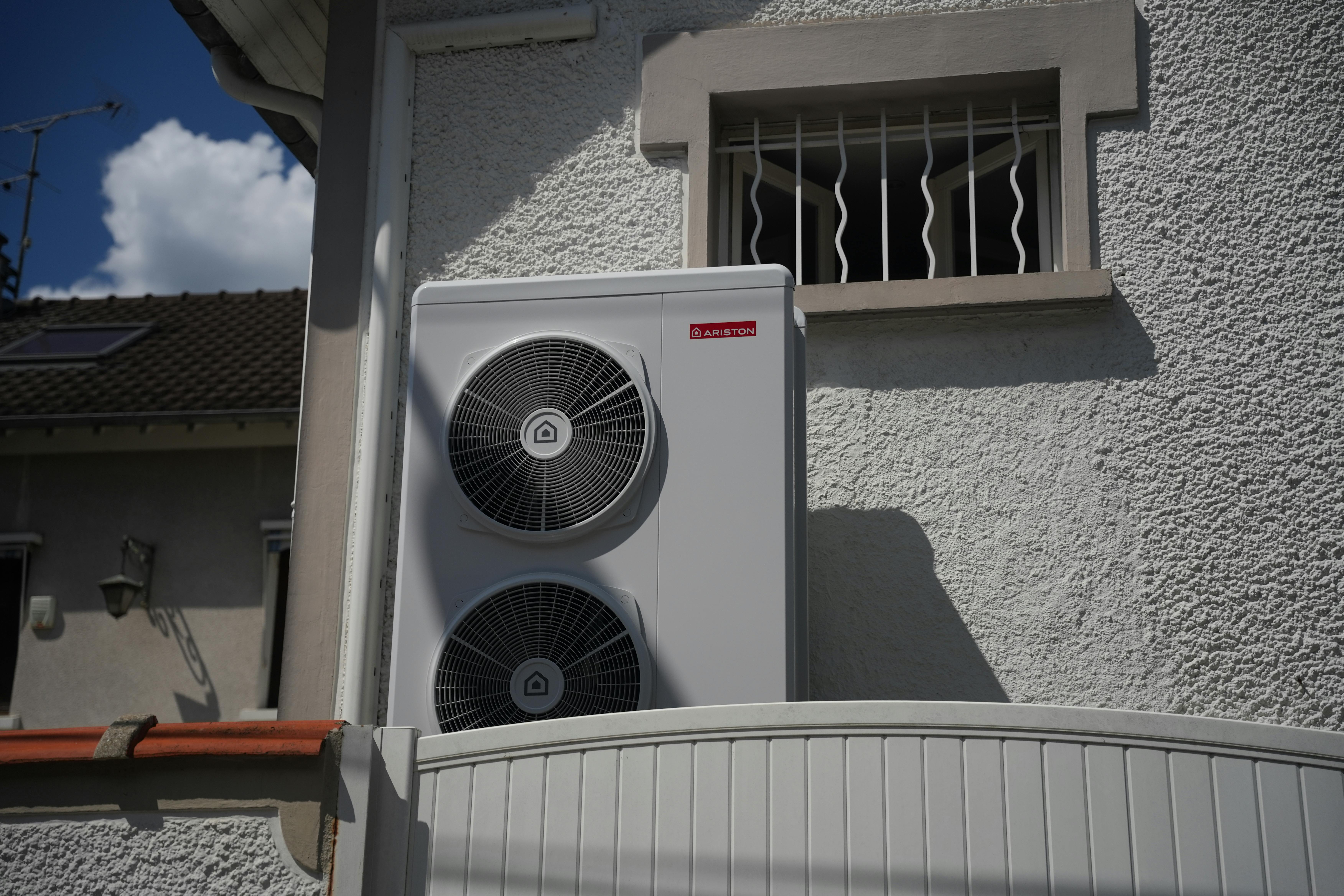 Visuel d'une installation d'une pompe à chaleur air/eau Ariston Nimbus chez Monsieur Plotin à Noisy-le-Grand
