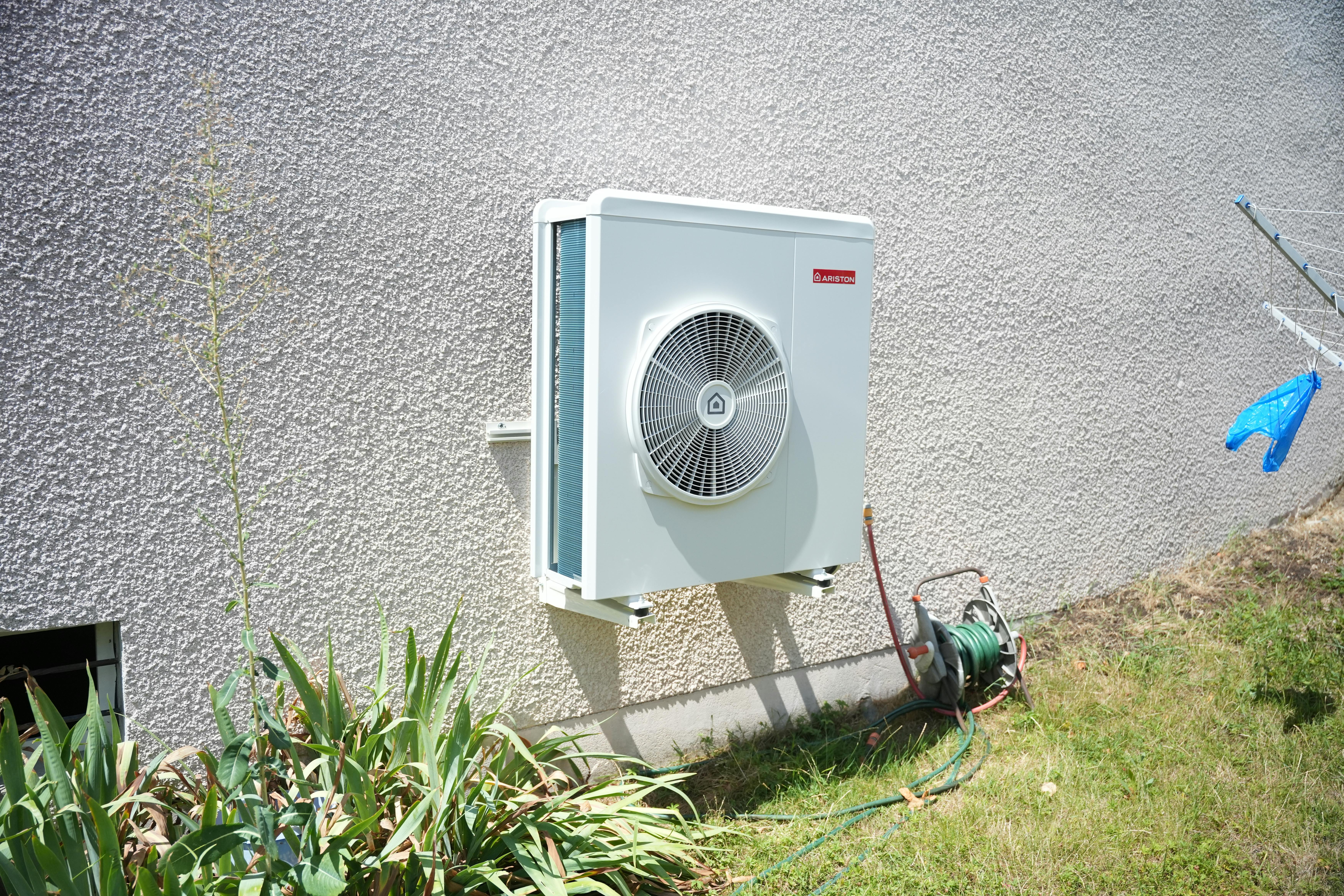 installation d'une pompe à chaleur air/eau Ariston Nimbus par Avisun, en partenariat avec Carrefour Énergies