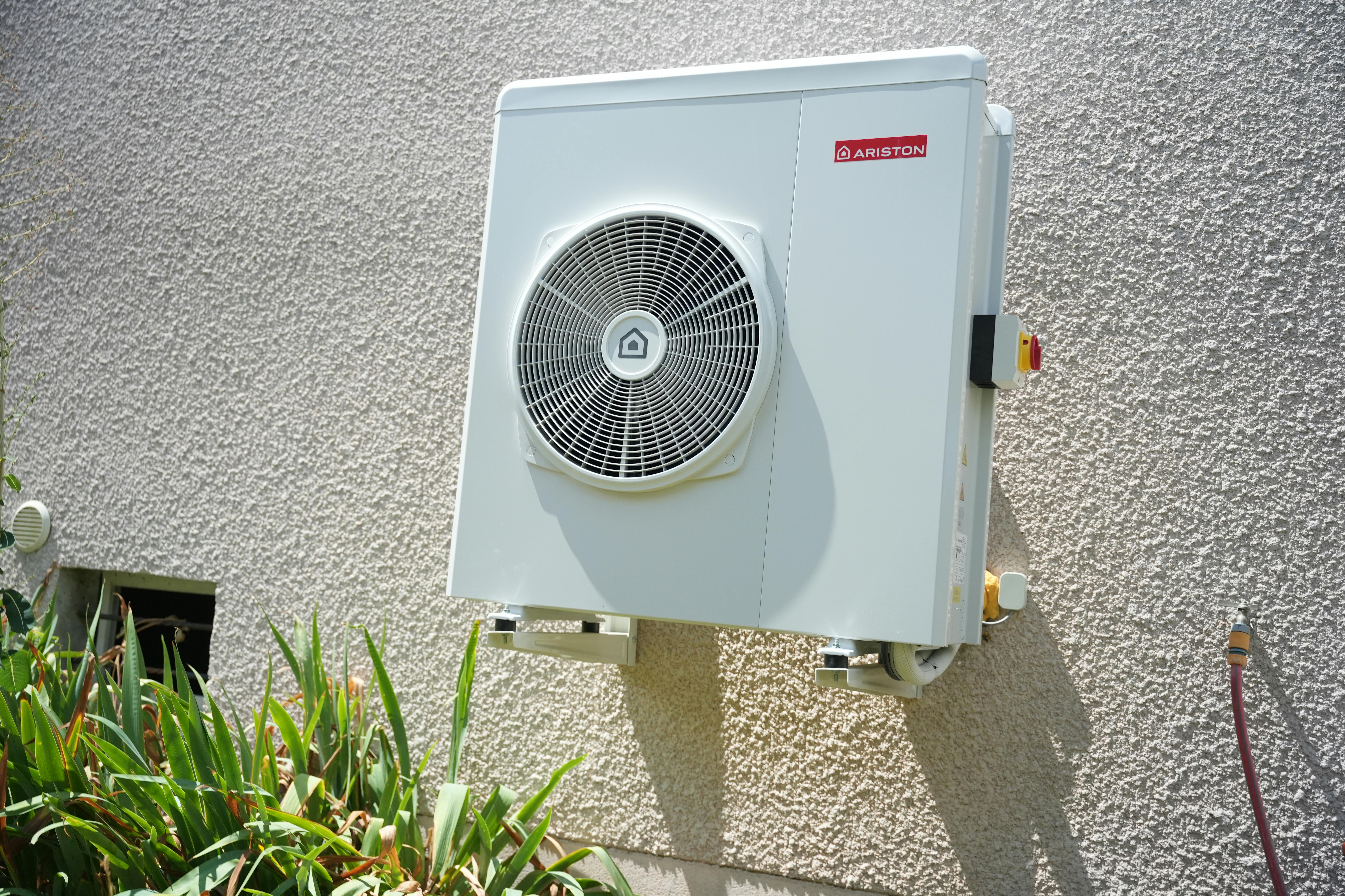 visuel de l'installation d'une pompe à chaleur air/eau Ariston Nimbus par Avisun, en partenariat avec Carrefour Énergies