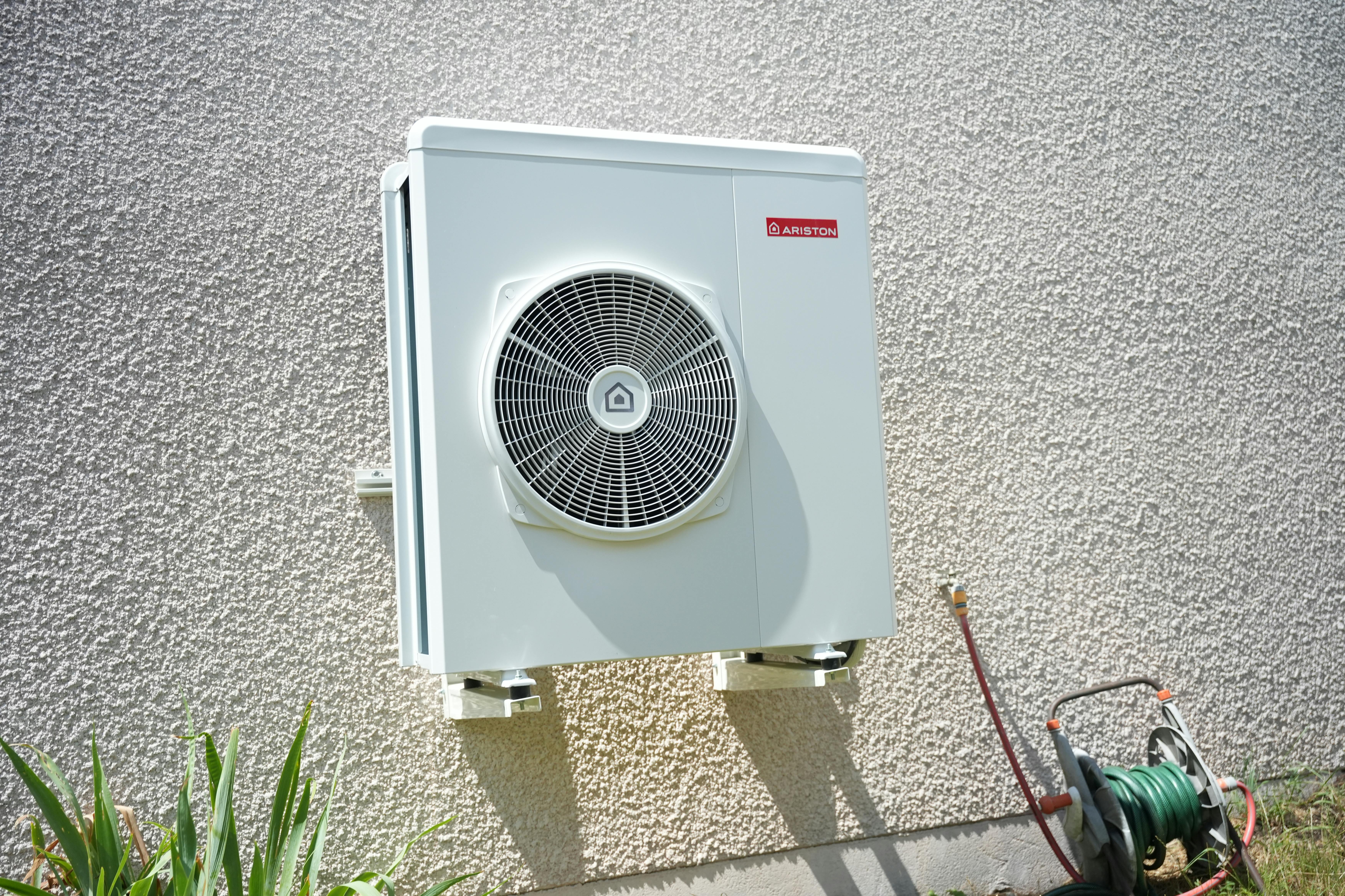 visuel de l'installation d'une pompe à chaleur air/eau Ariston Nimbus par Avisun, en partenariat avec Carrefour Énergies