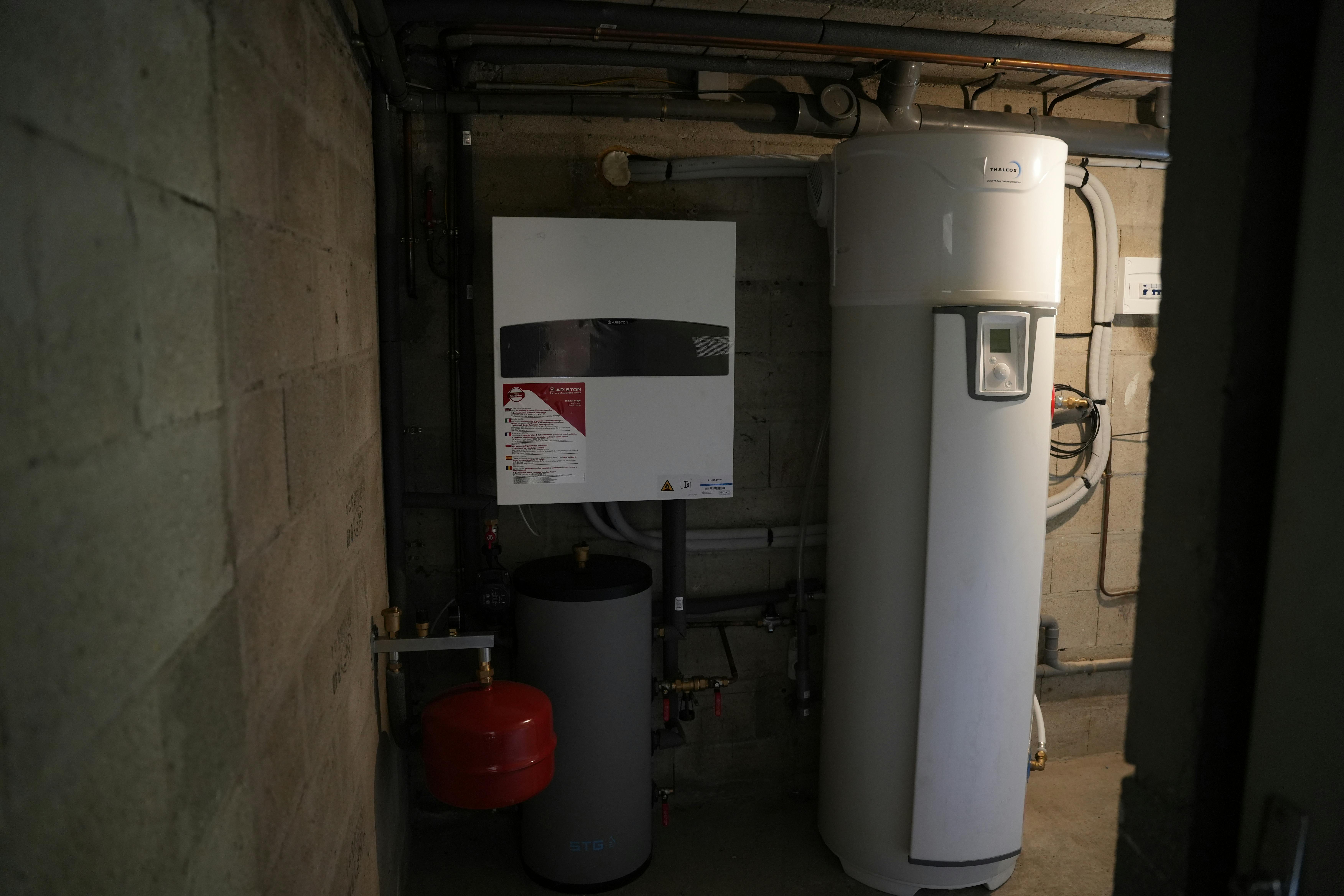 visuel de l'installation d'une pompe à chaleur air/eau Ariston Nimbus avec ballon thermodynamique par Avisun, en partenariat avec Carrefour Énergies