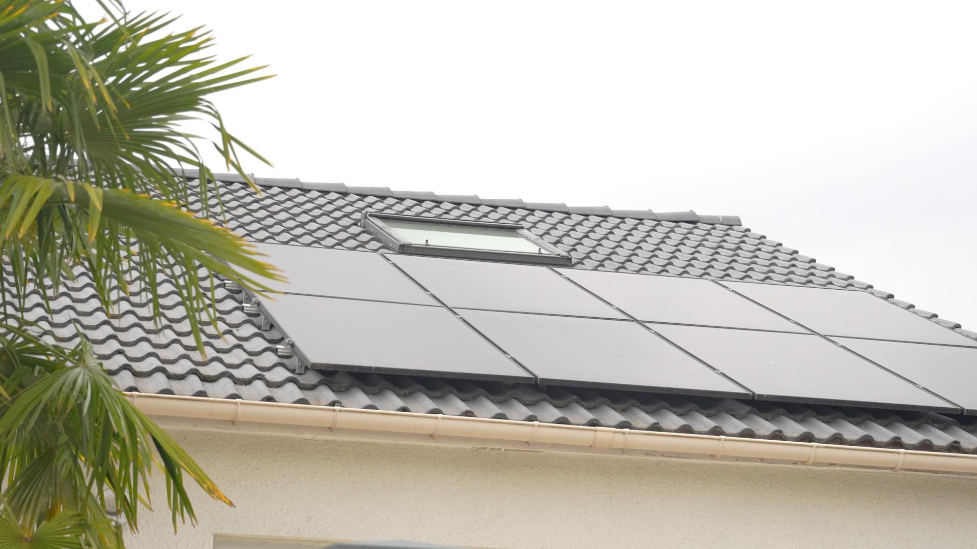 Visuel mettant en lumière une installation de panneaux solaires réalisée chez Mme Tarlet à Coubron par Carrefour Énergies en partenariat avec Avisun