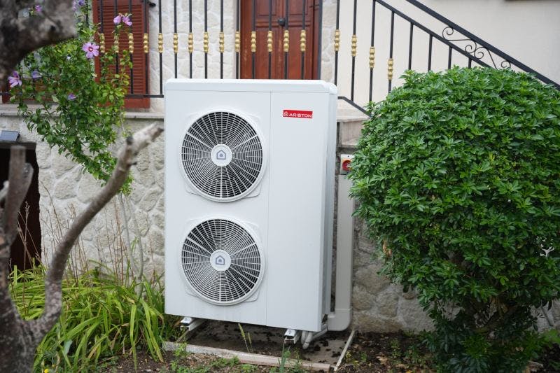 Photo d'une installation d'une pompe à chaleur air/eau Ariston chez Da Cunha Neto à Savigny-sur-Orge