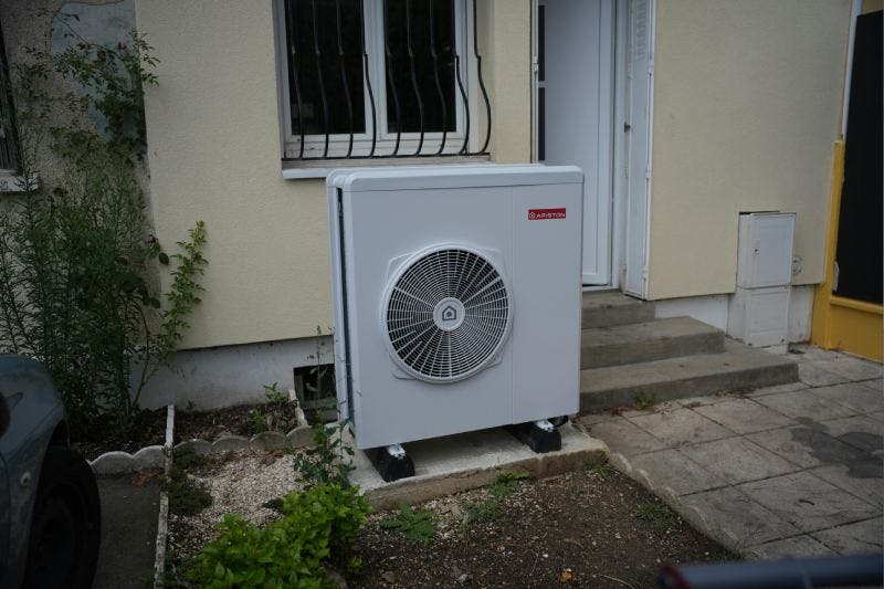 Visuel d'une installation d'une pompe à chaleur air/eau Ariston Nimbus chez Madame Rassaby à Corbeil-Essonnes