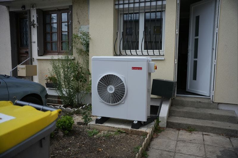 Visuel d'une installation d'une pompe à chaleur air/eau Ariston Nimbus chez Madame Rassaby à Corbeil-Essonnes