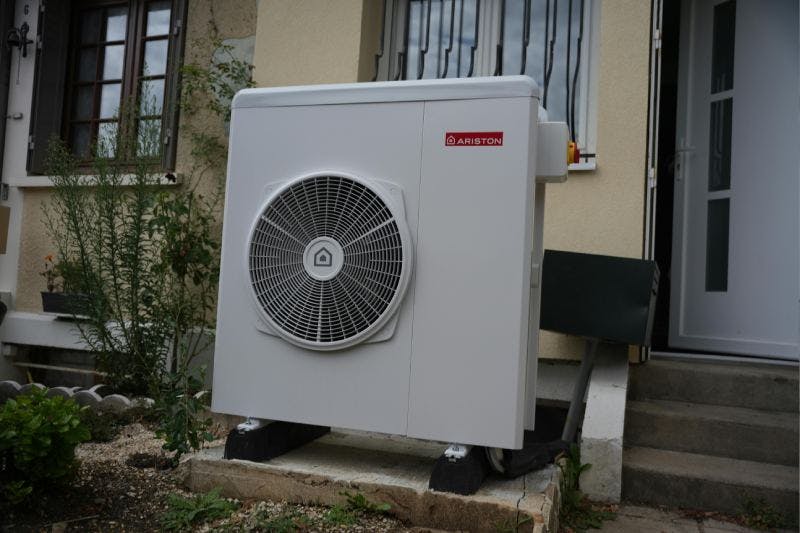 Visuel d'une installation d'une pompe à chaleur air/eau Ariston Nimbus chez Madame Rassaby à Corbeil-Essonnes