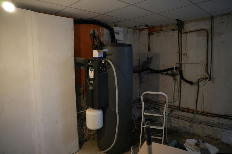 Visuel d'une installation d'une pompe à chaleur air/eau Ariston Nimbus chez Madame Rassaby à Corbeil-Essonnes