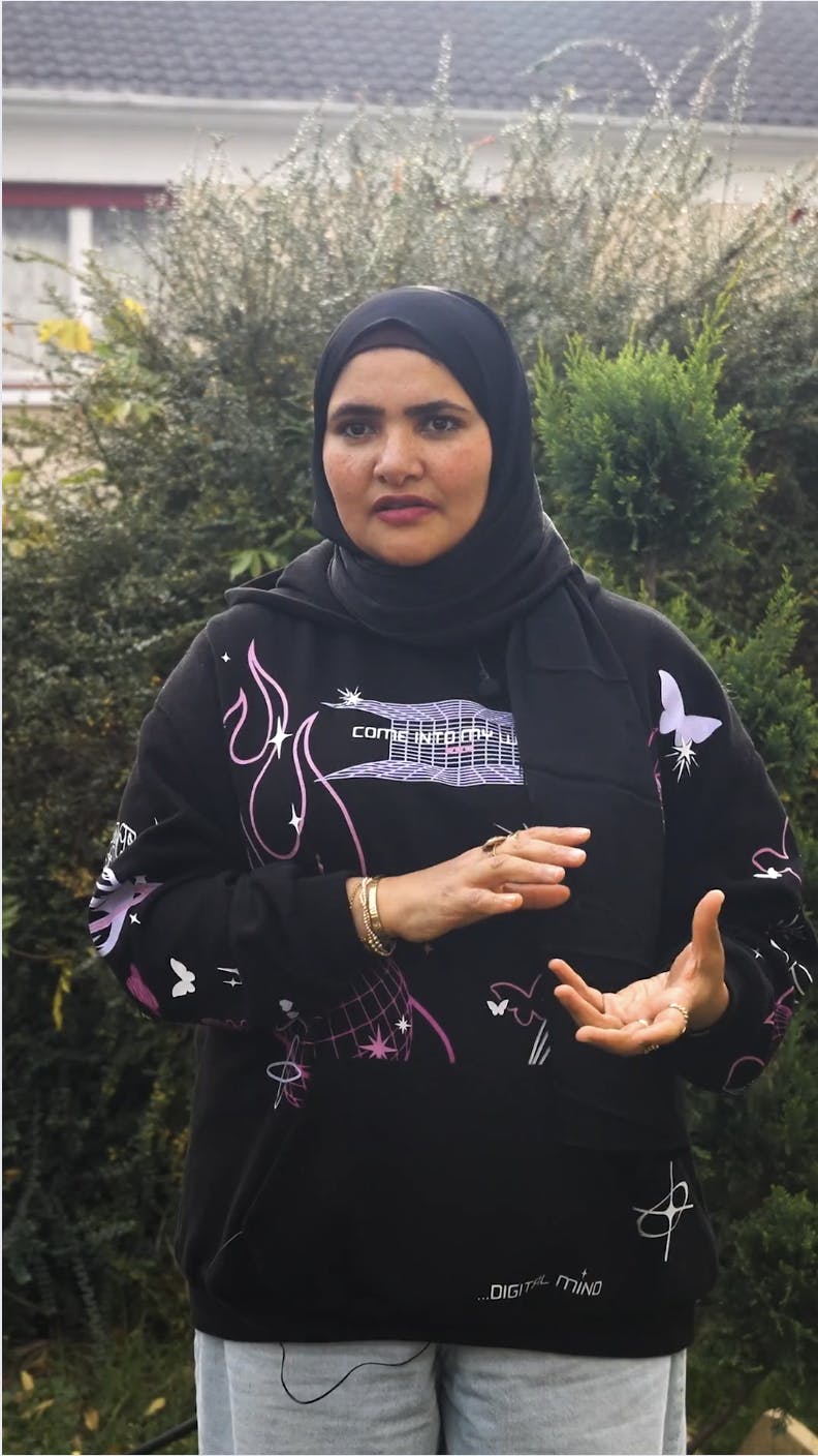 Madame Hamdi entrain de parler de son installation d'une pompe à chaleur air/eau par Carrefour énergies