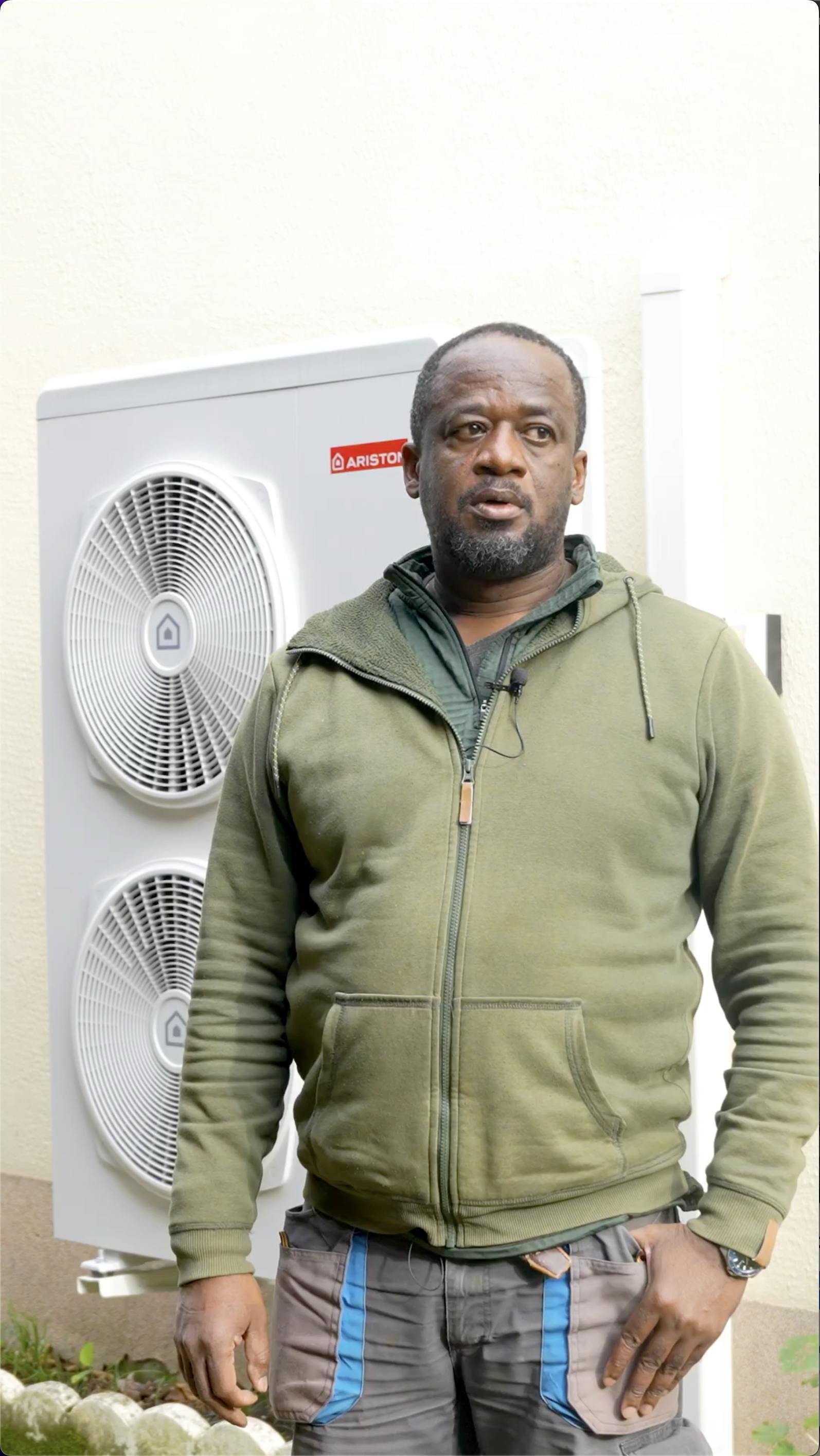 Monsieur Touré entrain de parler de son installation d'une pompe à chaleur air/eau par Carrefour énergies