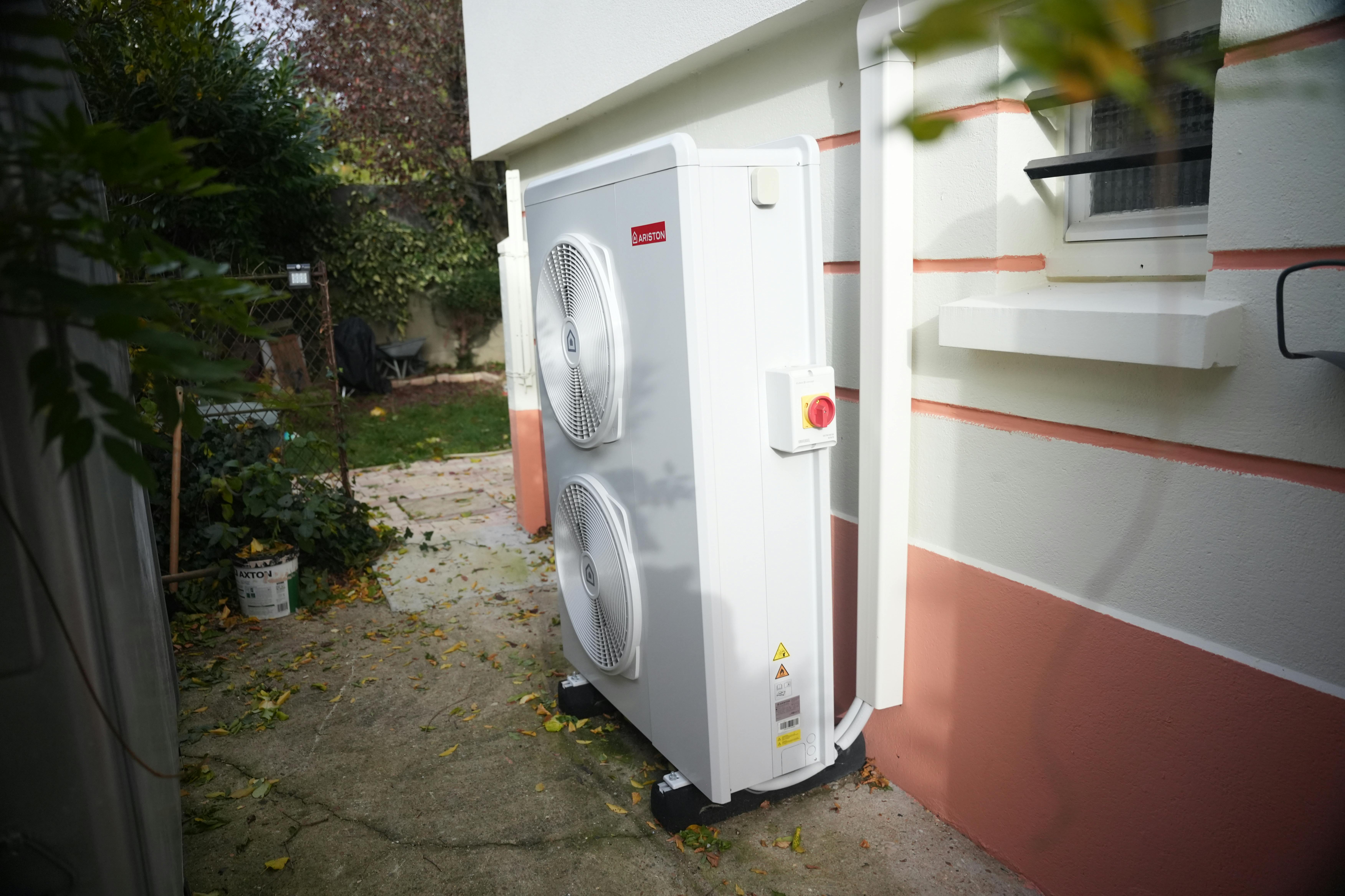pompe à chaleur air eau installée chez madame Hamdi par carrefour énergies x avisun