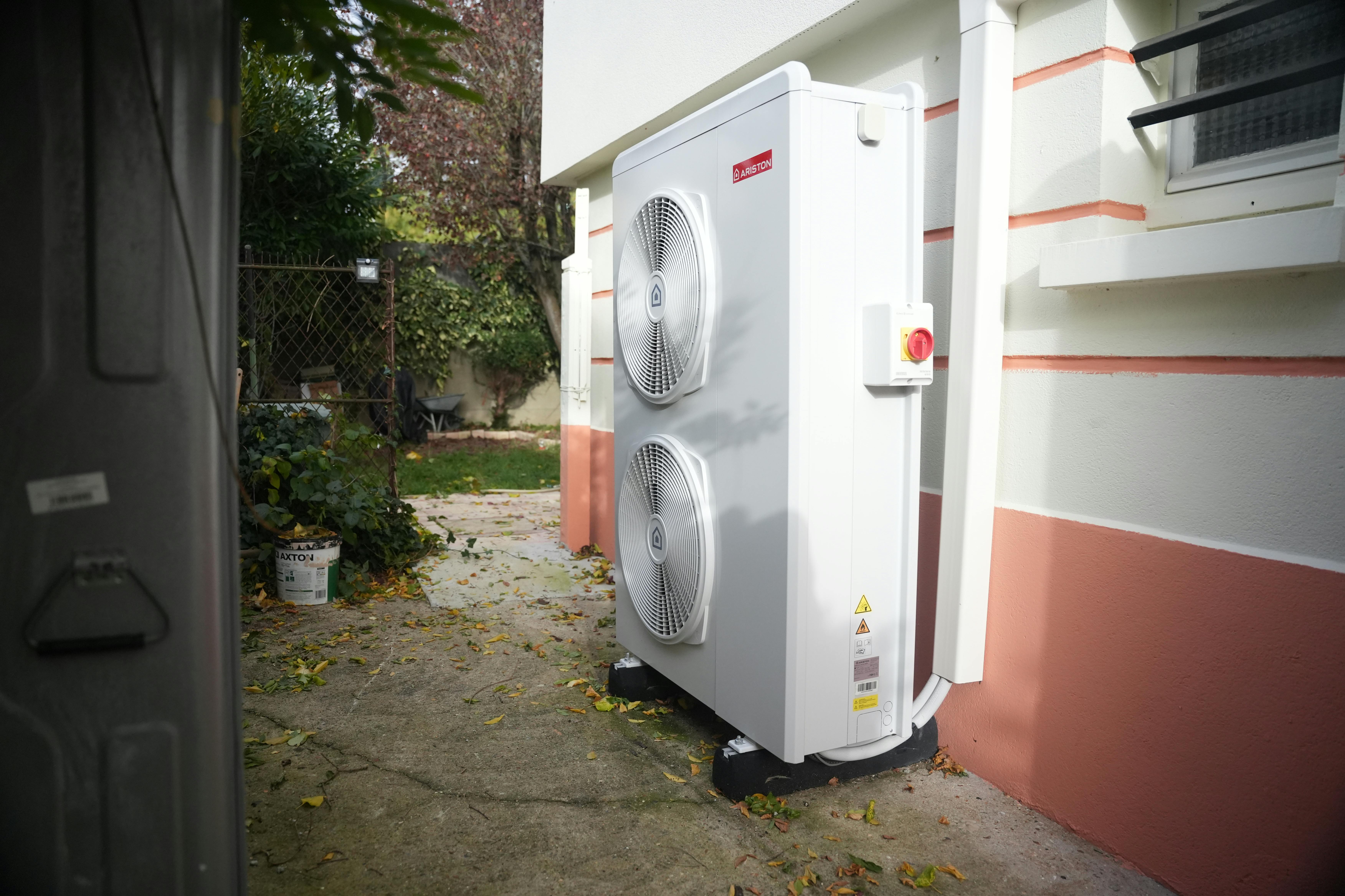 pompe à chaleur air eau installée chez madame Hamdi par carrefour énergies x avisun