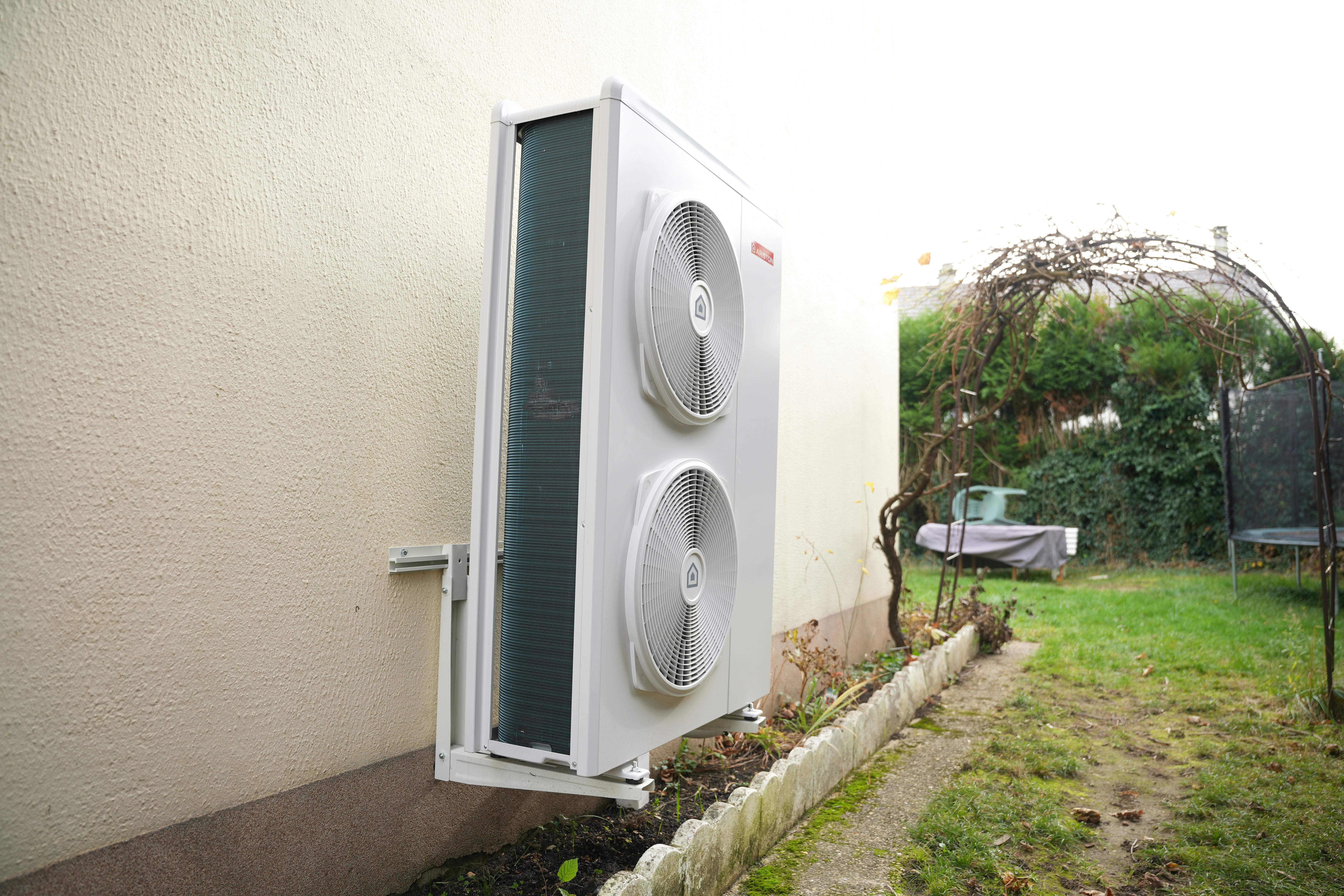 pompe à chaleur air eau installée chez madame Hamdi par carrefour énergies x avisun