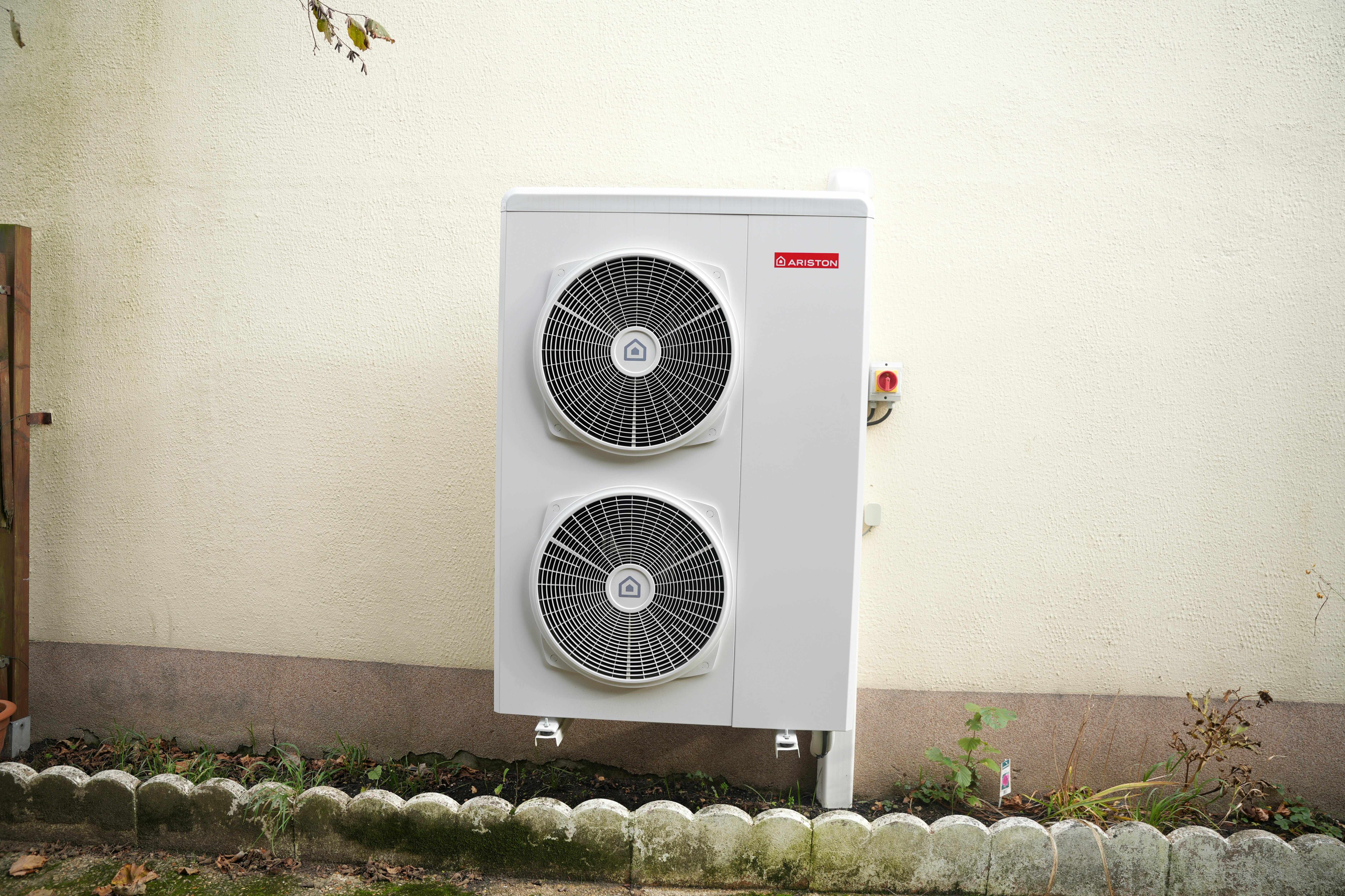 pompe à chaleur air eau installée chez madame Hamdi par carrefour énergies x avisun