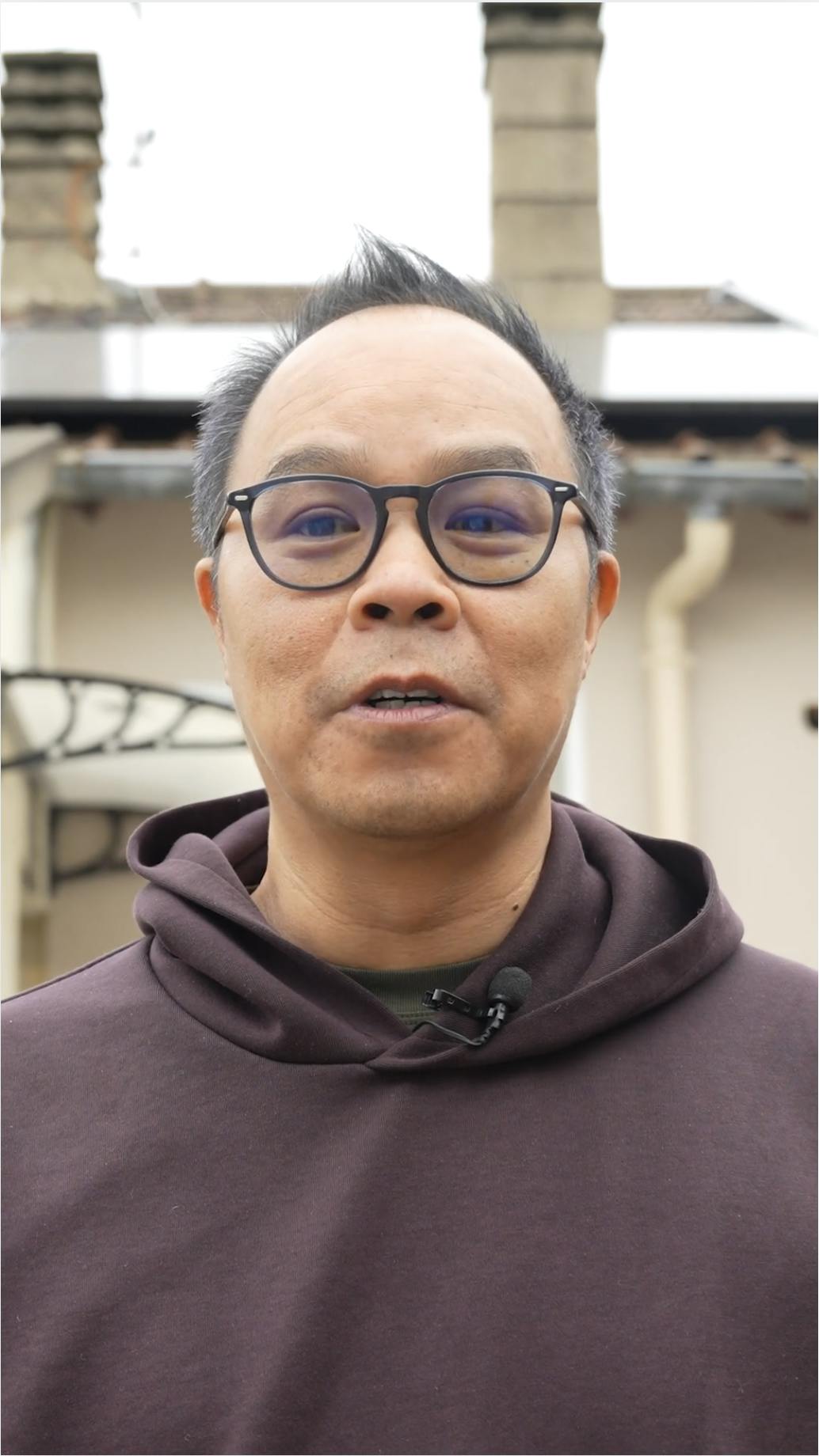 Monsieur Vixhenh devant son installation solaire par Carrefour énergies