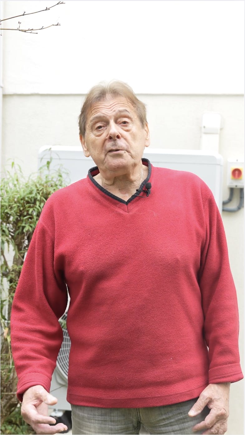 Monsieur Vyxhien devant son installation d'une pompe à chaleur air/eau par Carrefour énergies