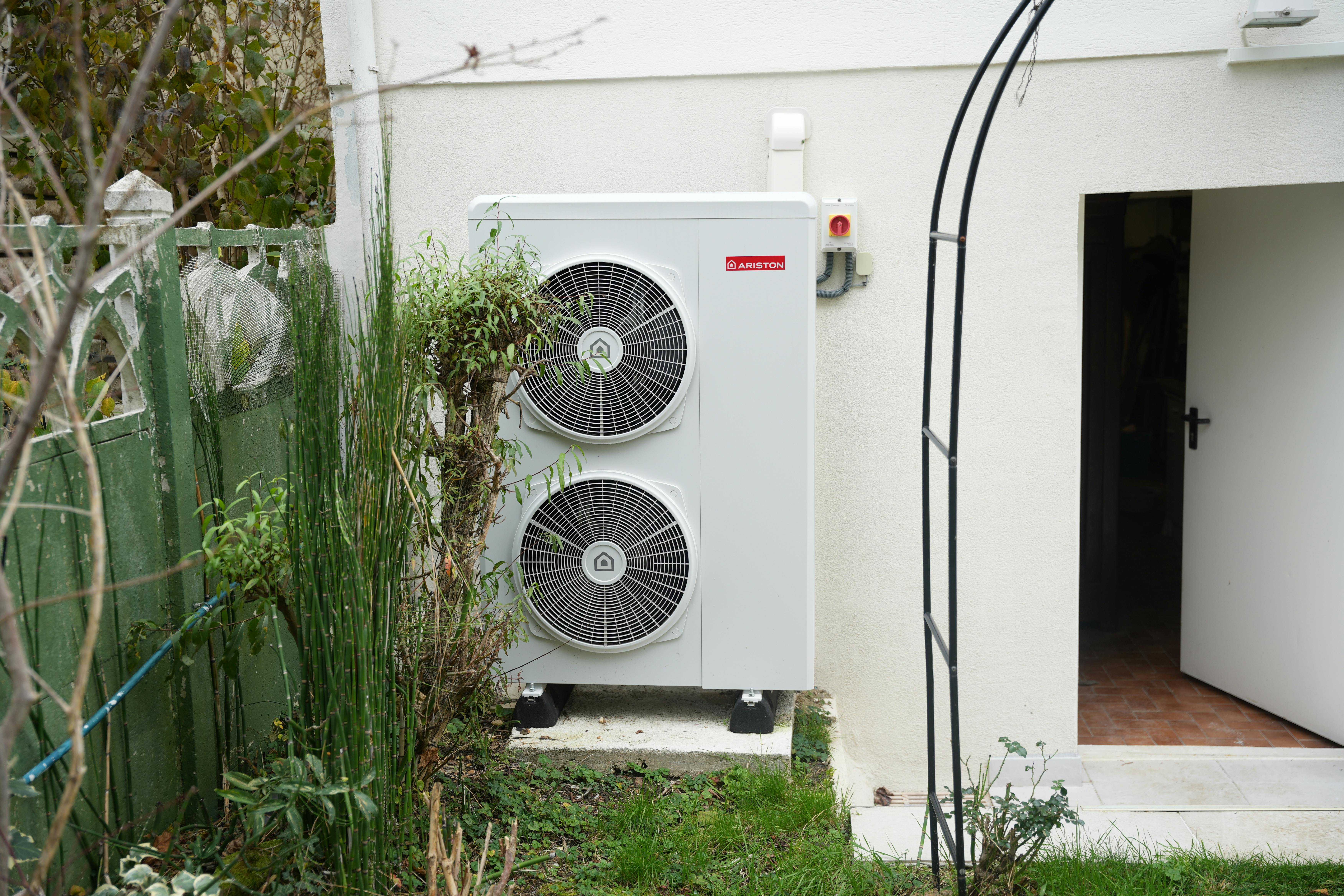 installation pompe à chaleur air eau chez Mr fournier par Avisun x Carrefour énergies