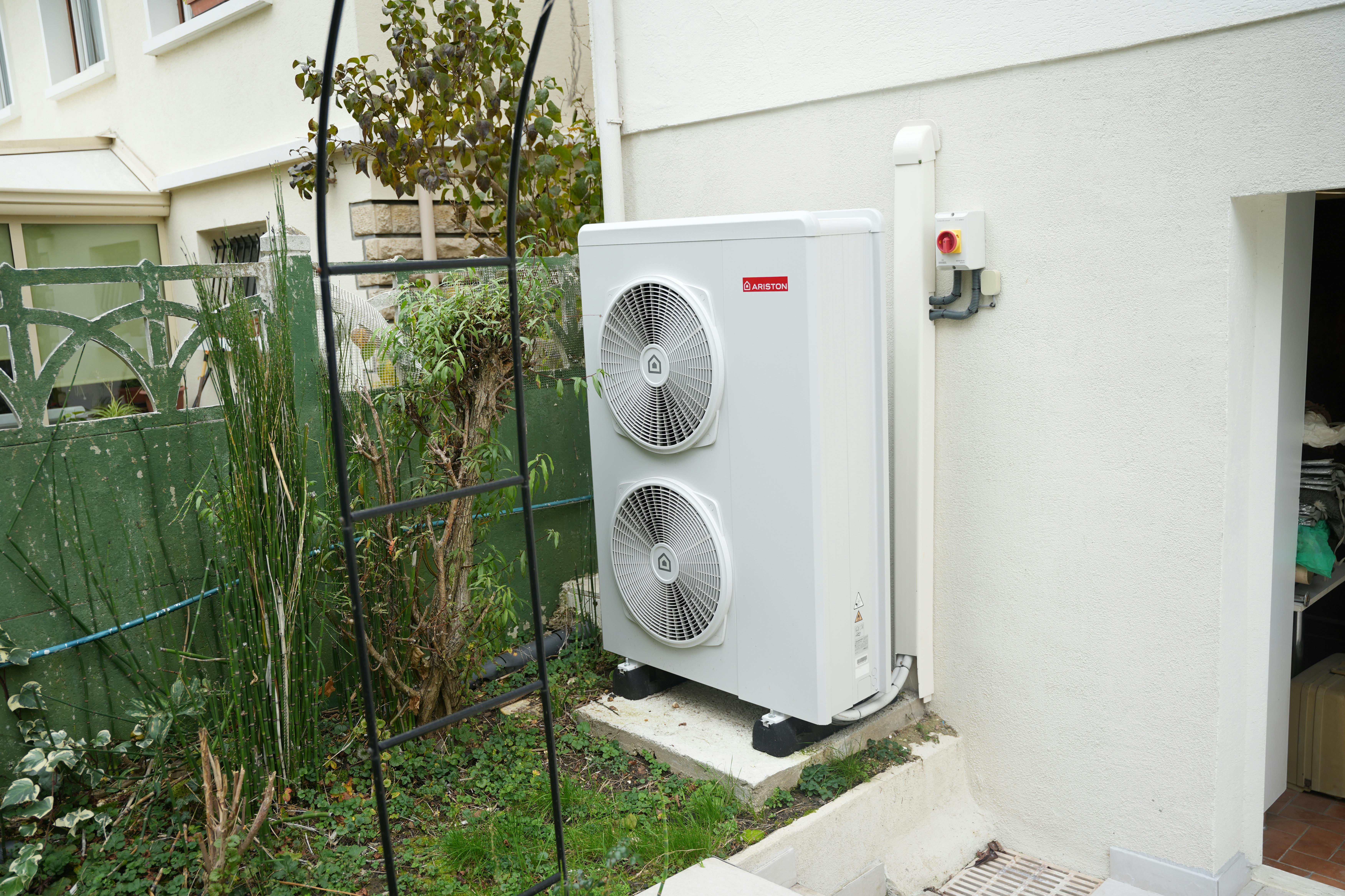 installation pompe à chaleur air eau chez Mr fournier par Avisun x Carrefour énergies