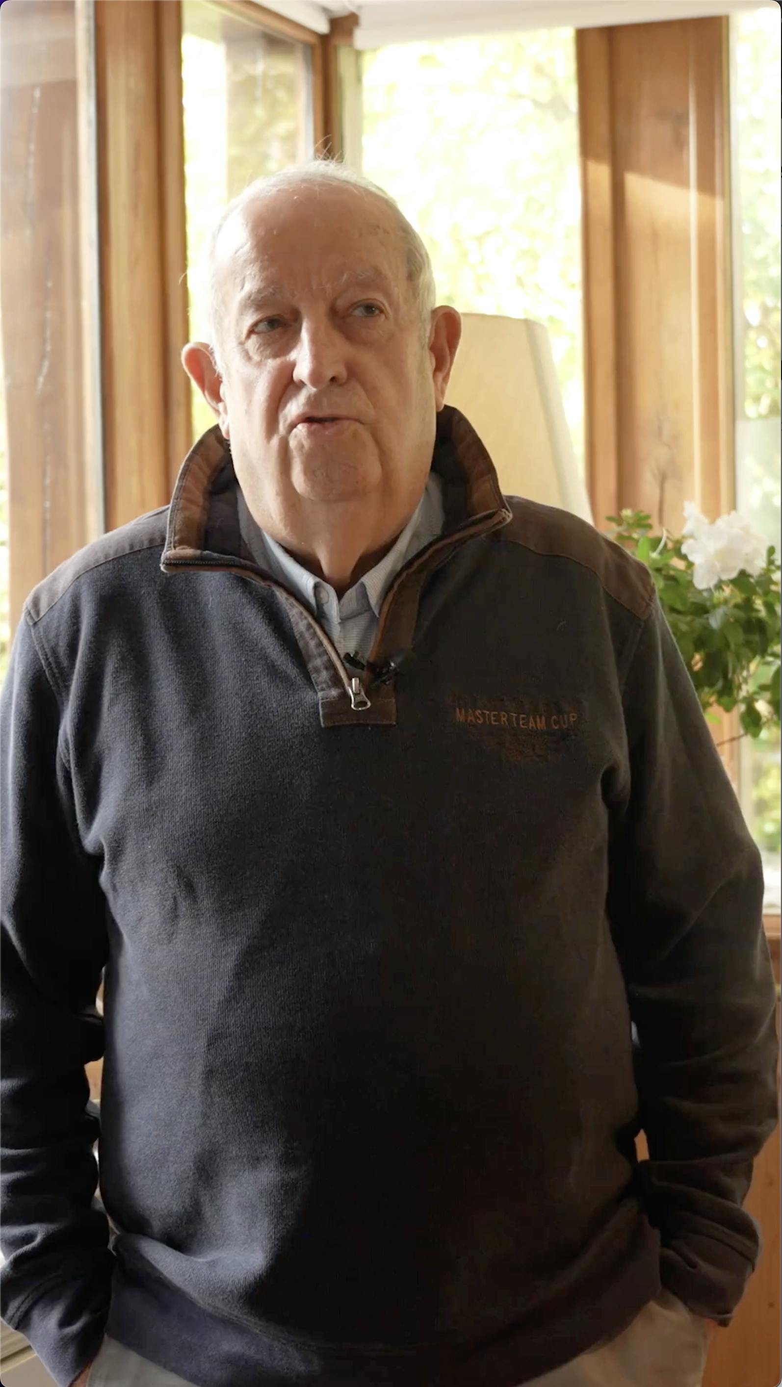 Monsieur Martinez dans son salon entrain de parler de son installation d'une pompe à chaleur air/eau par Carrefour énergies