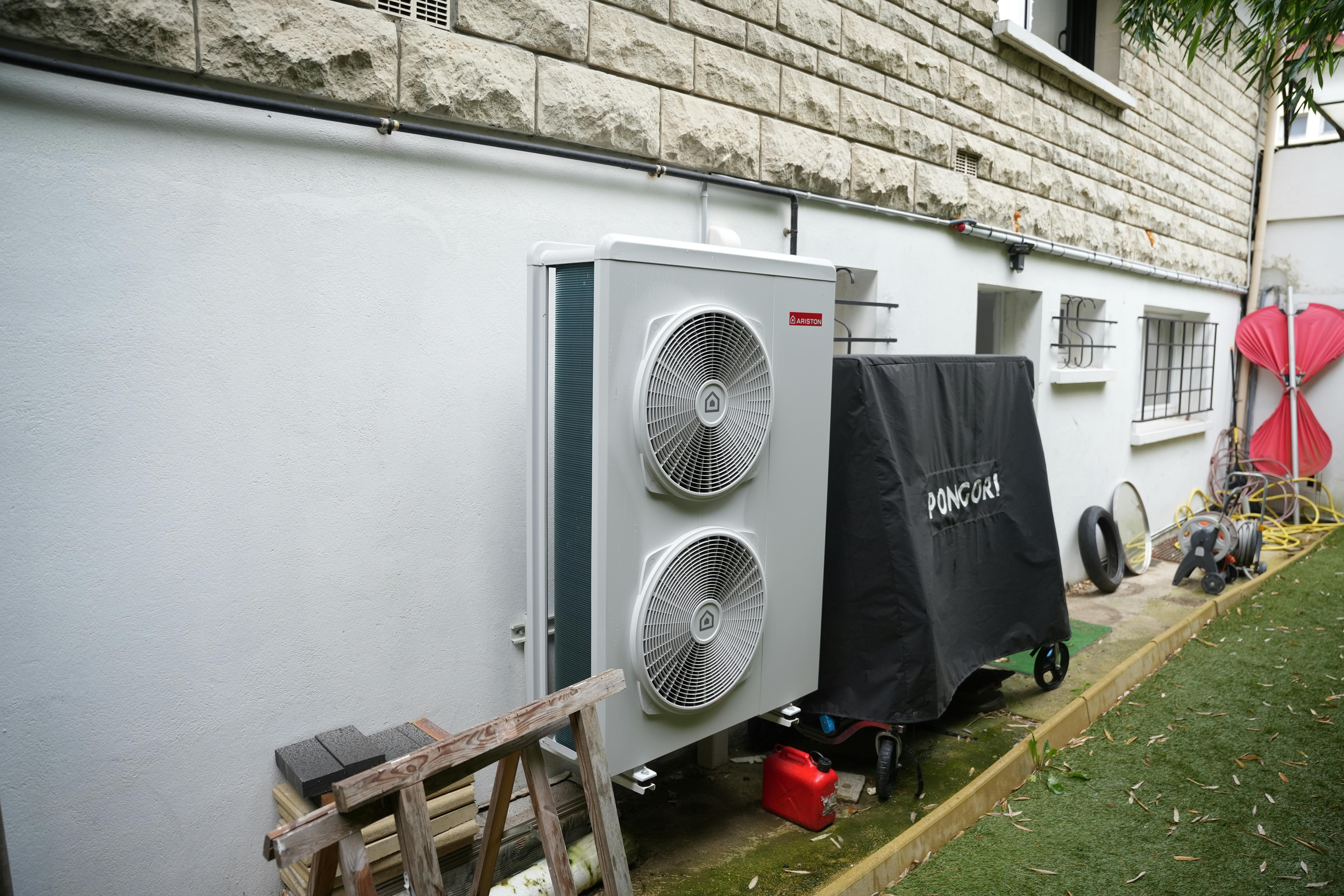 pompe à chaleur air eau installée chez monsieur Duval par carrefour énergies x avisun