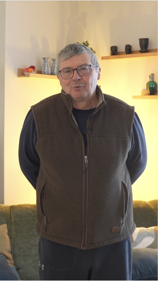 Monsieur Avice entrain de parler de son installation d'une pompe à chaleur air/eau par Carrefour énergies